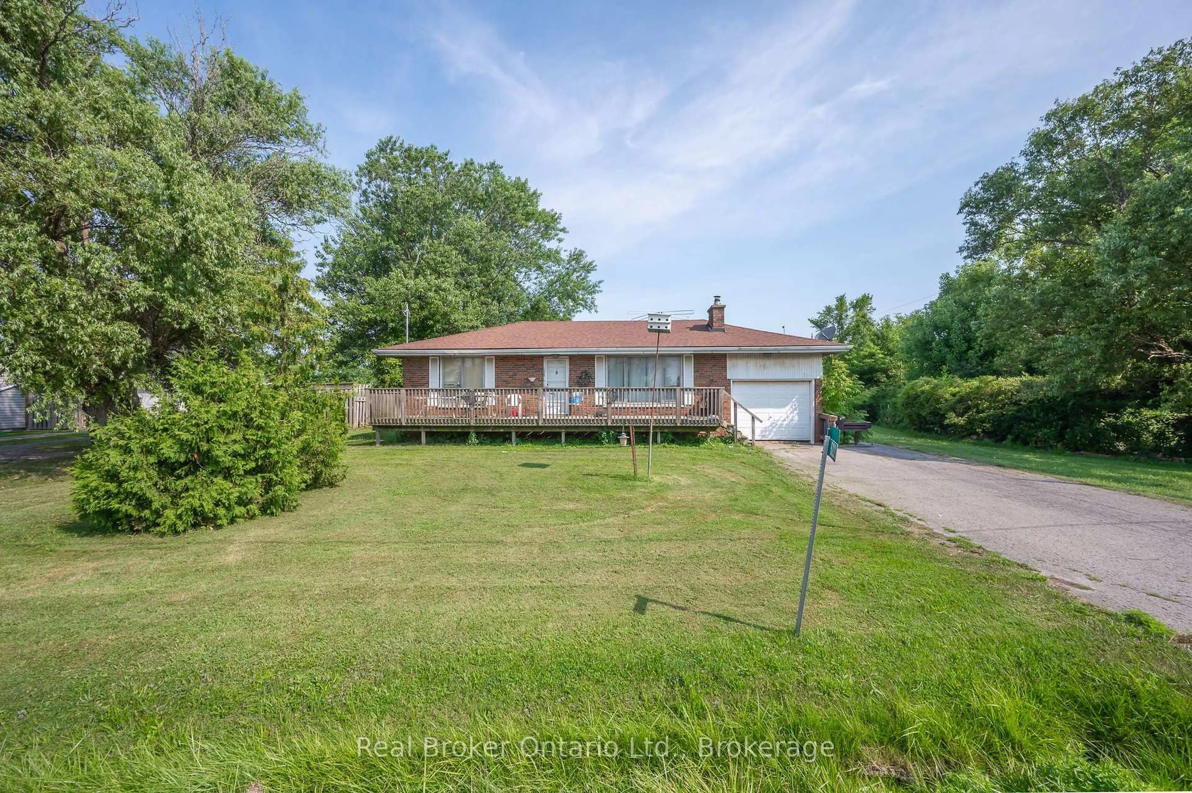 A pic from outside/outdoor area/front of a property/back of a property/a pic from drone, street for 6221 Lyons Creek Rd, Niagara Falls Ontario L2G 0L9