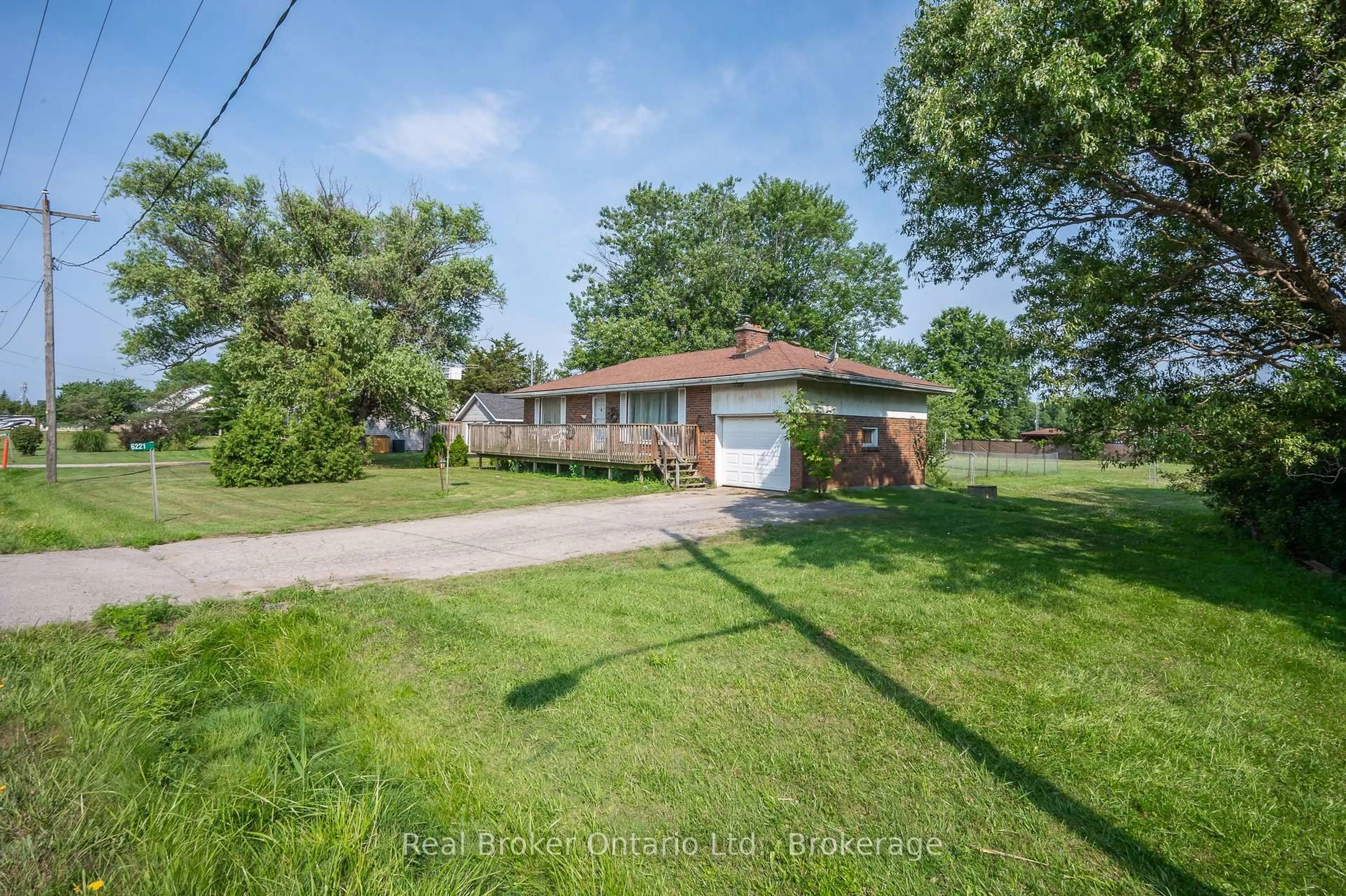 A pic from outside/outdoor area/front of a property/back of a property/a pic from drone, water/lake/river/ocean view for 6221 Lyons Creek Rd, Niagara Falls Ontario L2E 6S6