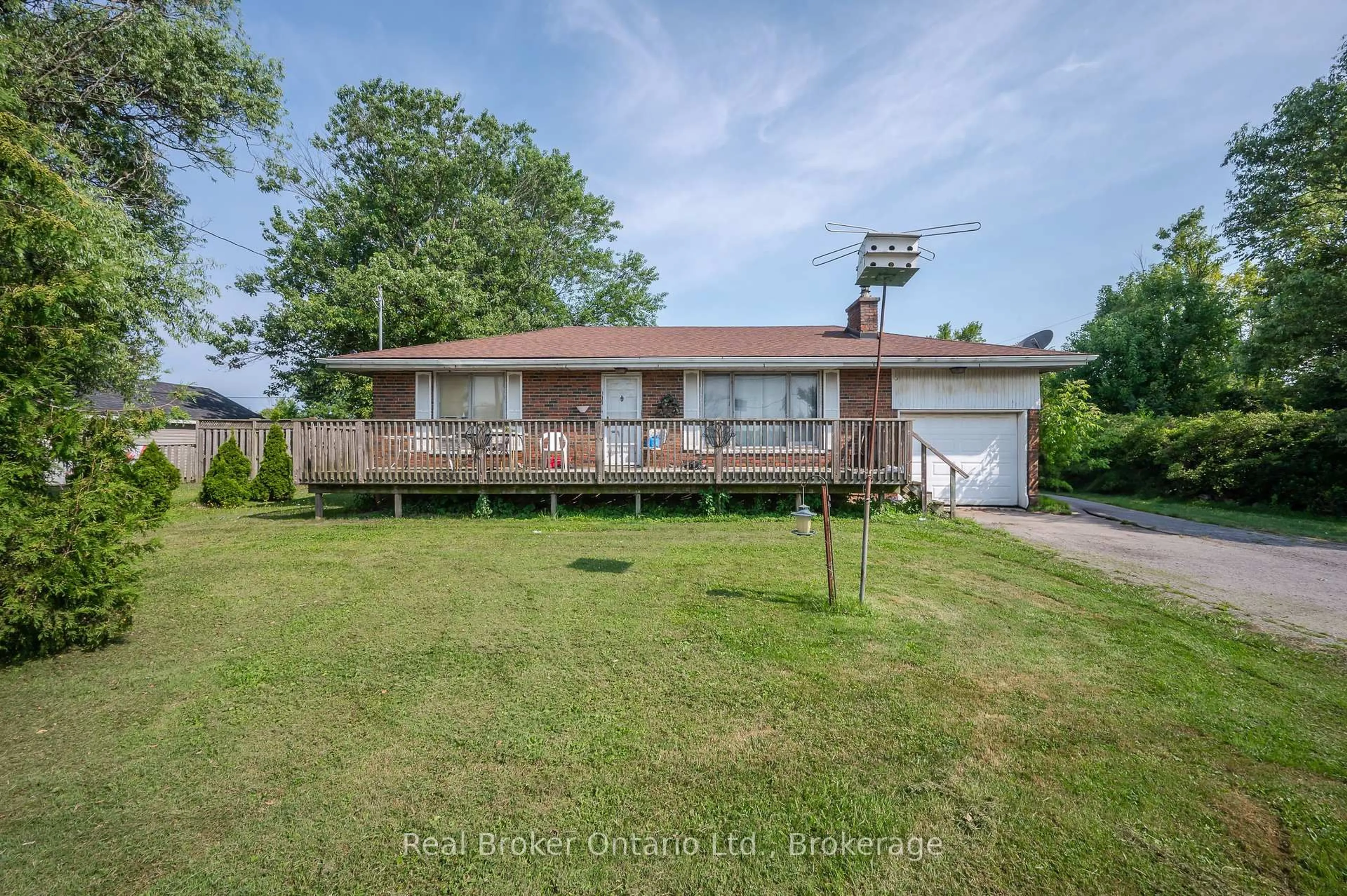 A pic from outside/outdoor area/front of a property/back of a property/a pic from drone, water/lake/river/ocean view for 6221 Lyons Creek Rd, Niagara Falls Ontario L2E 6S6
