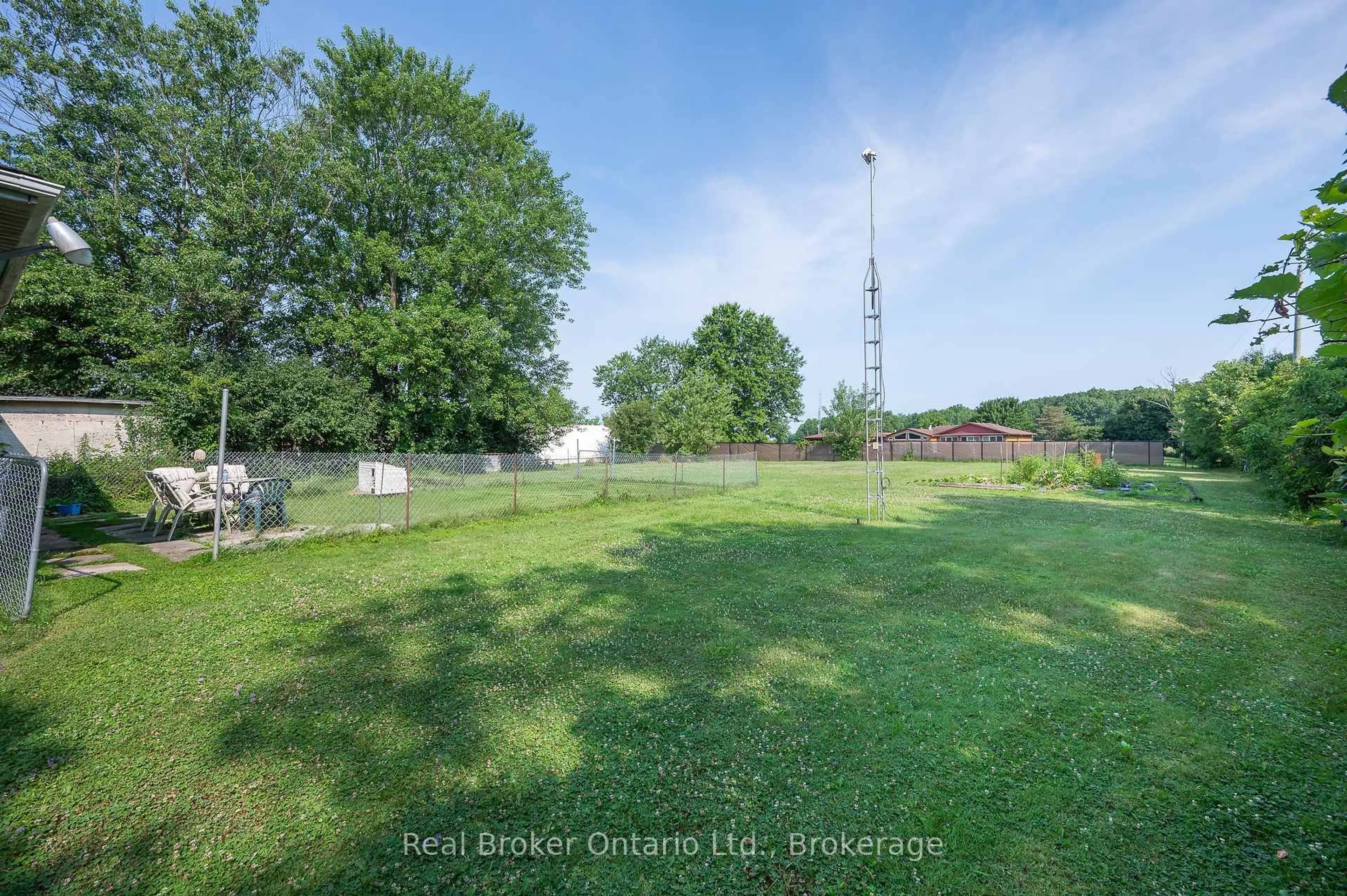 A pic from outside/outdoor area/front of a property/back of a property/a pic from drone, unknown for 6221 Lyons Creek Rd, Niagara Falls Ontario L2E 6S6