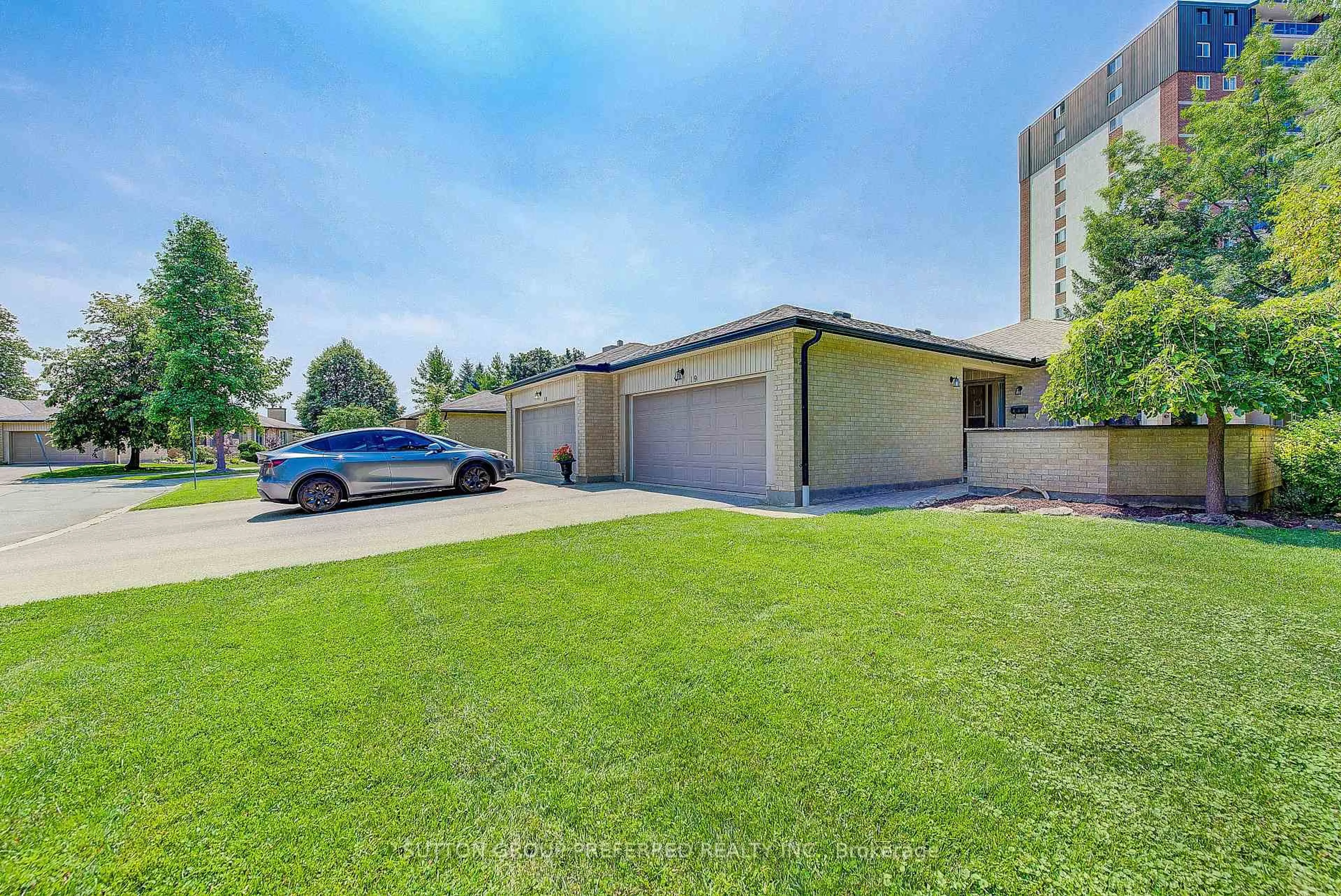 A pic from outside/outdoor area/front of a property/back of a property/a pic from drone, street for 93 Pine Valley Gate #19, London South Ontario N6J 4L5