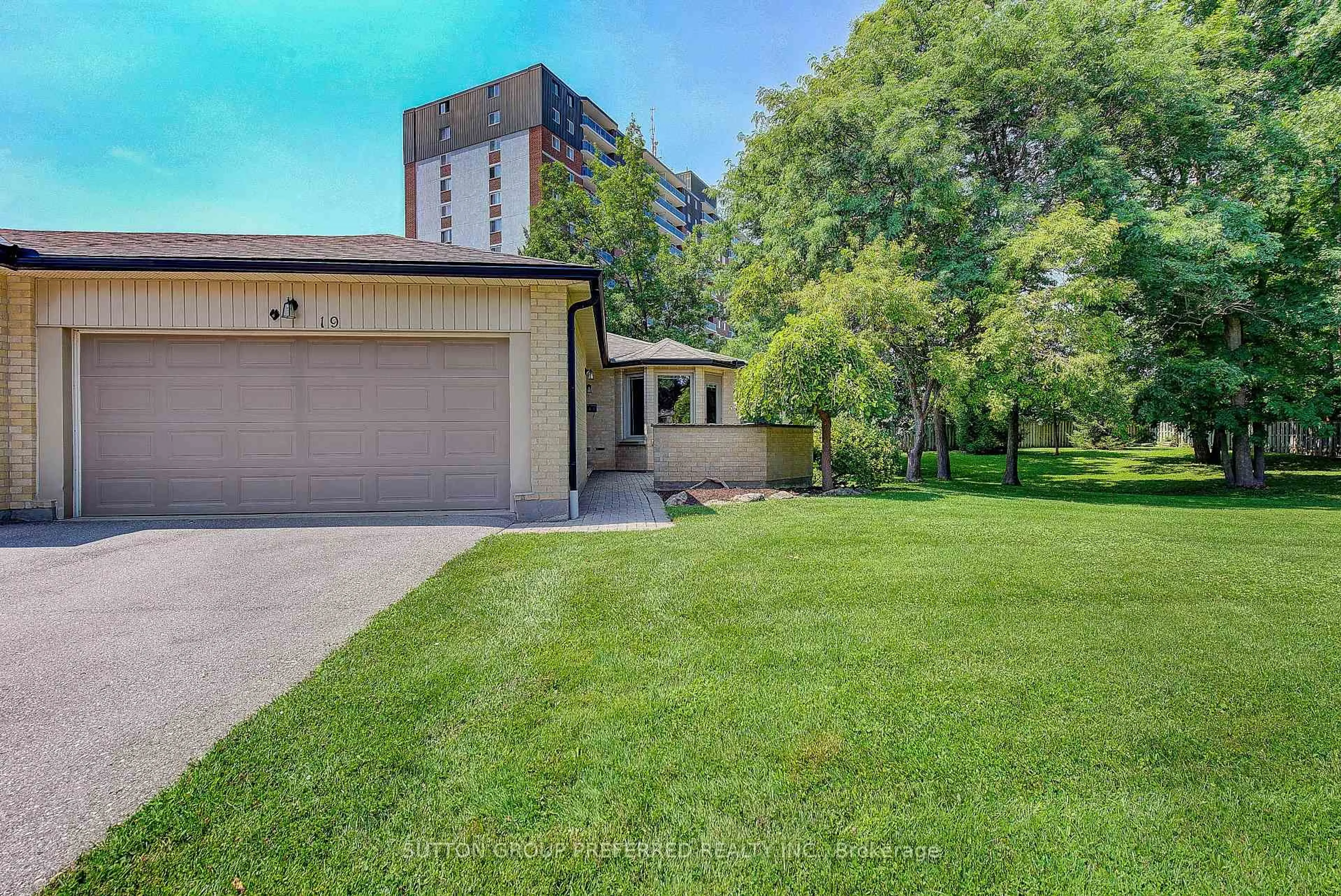 A pic from outside/outdoor area/front of a property/back of a property/a pic from drone, street for 93 Pine Valley Gate #19, London South Ontario N6J 4L5