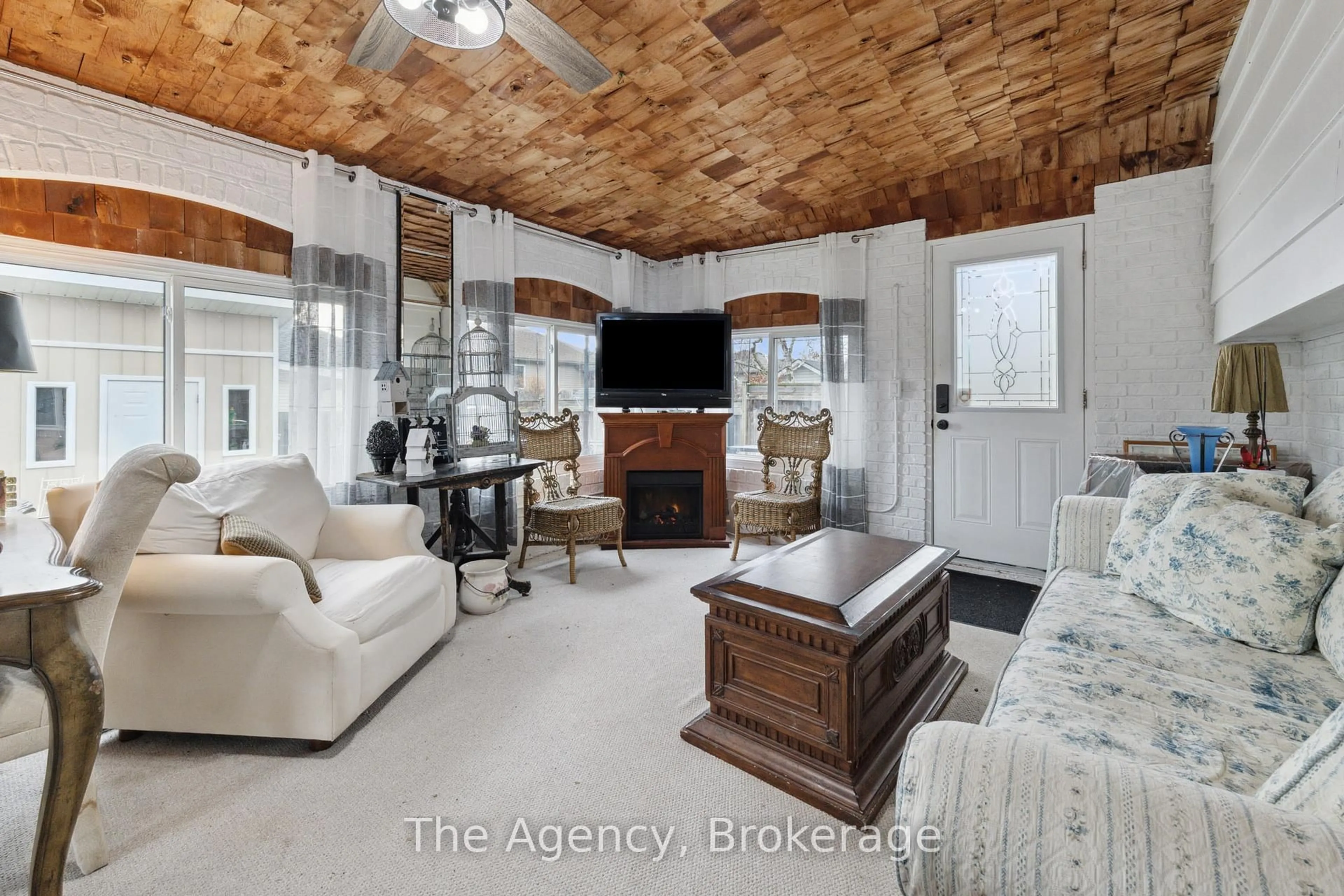 Living room with furniture, unknown for 89 Endicott Terr, Welland Ontario L3C 5S3