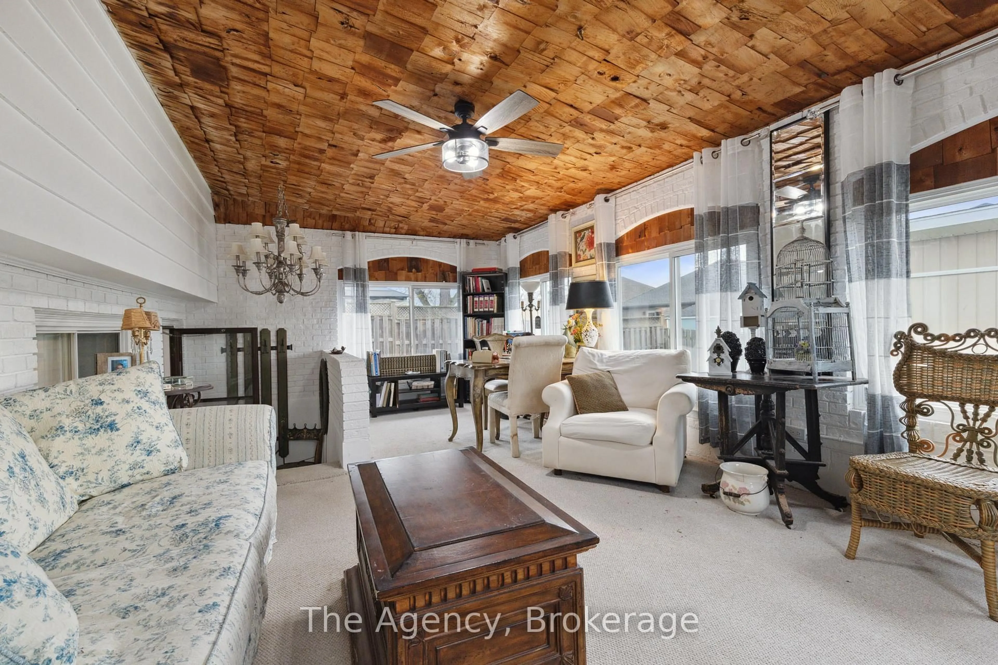 Living room with furniture, unknown for 89 Endicott Terr, Welland Ontario L3C 5S3