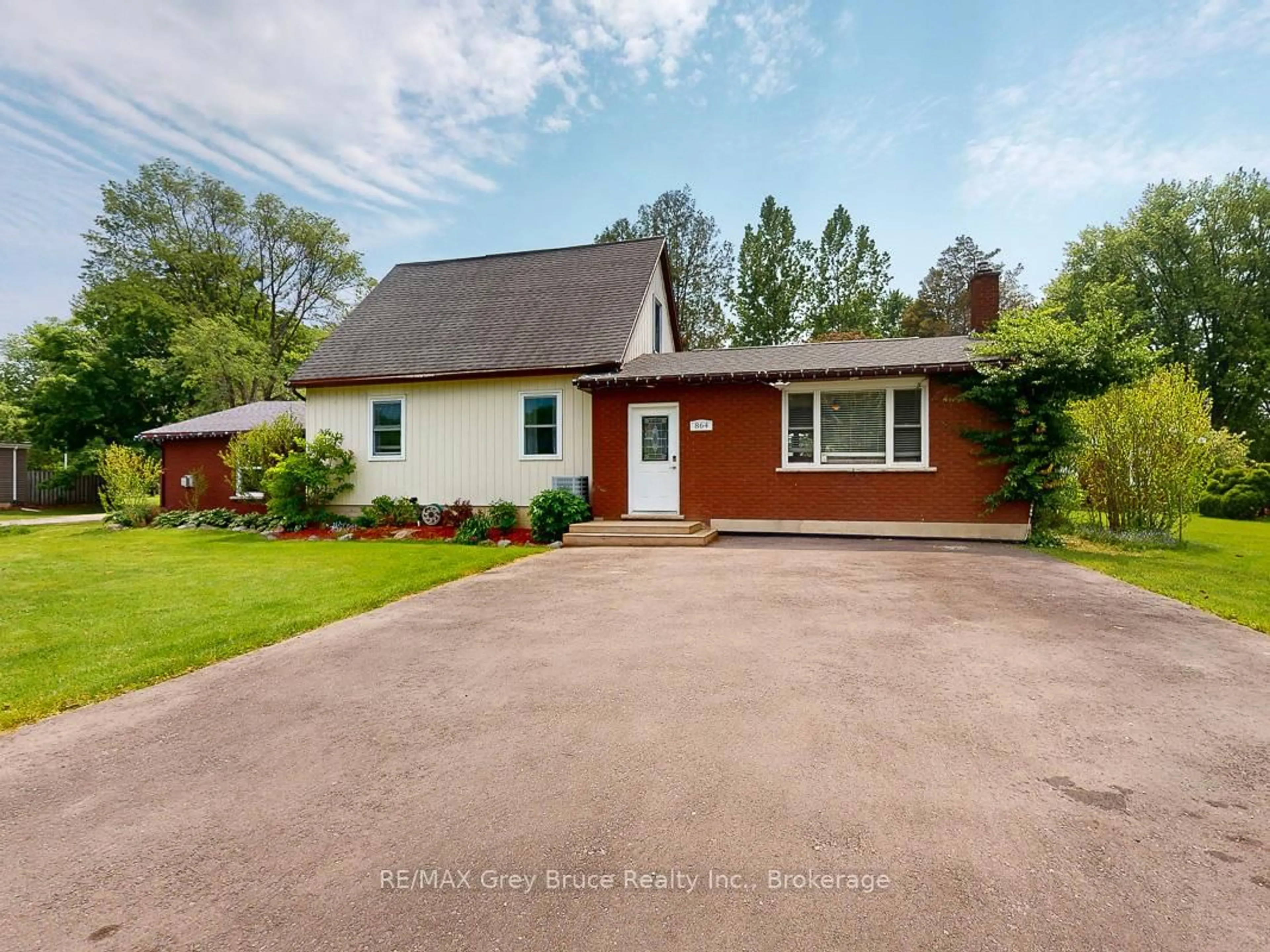 A pic from outside/outdoor area/front of a property/back of a property/a pic from drone, street for 864 16th St, Georgian Bluffs Ontario N4K 6V5