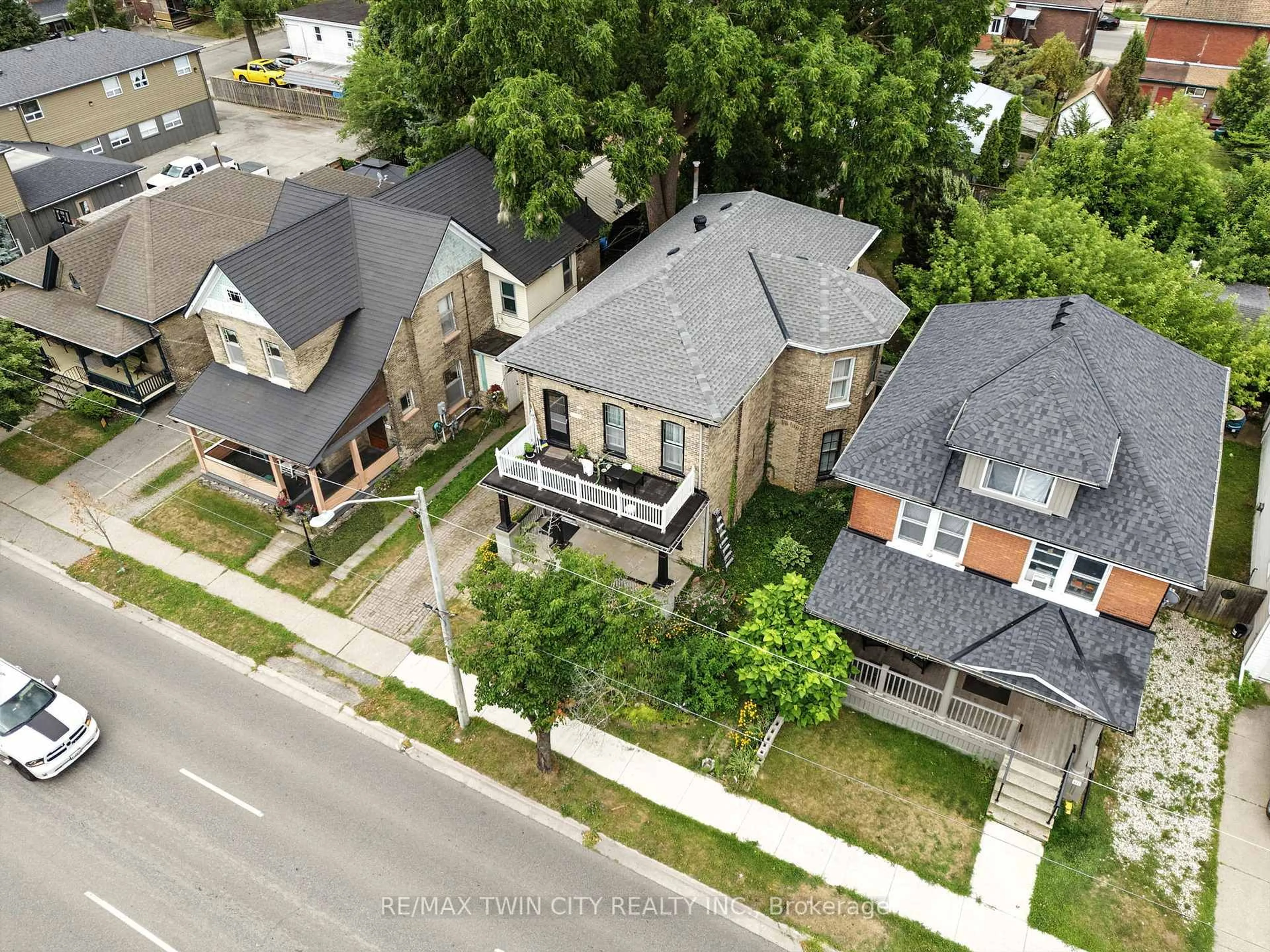 A pic from outside/outdoor area/front of a property/back of a property/a pic from drone, street for 323 Dalhousie St, Brantford Ontario N3S 3V8