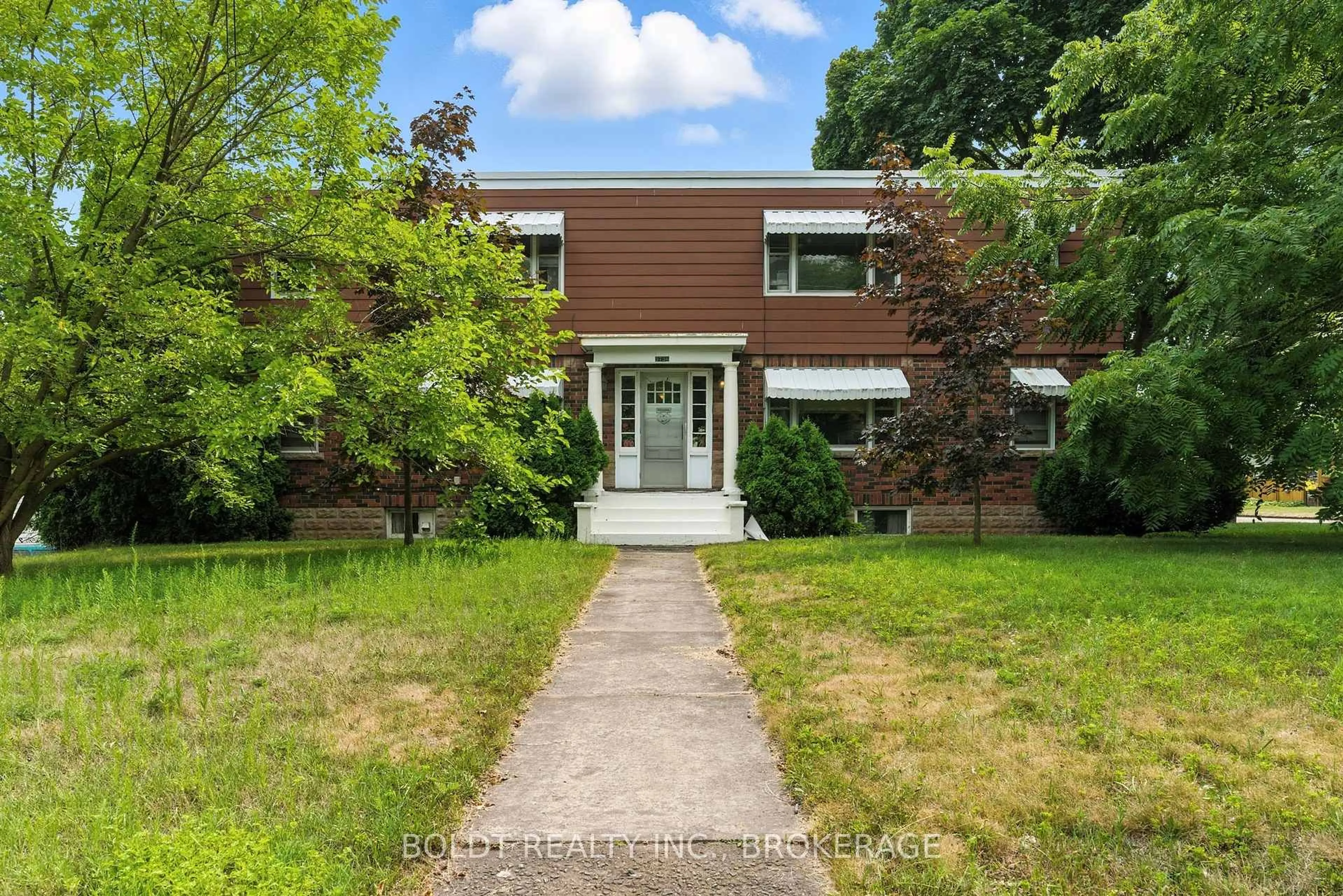 Home with brick exterior material, street for 5736 Woodland Blvd, Niagara Falls Ontario L2G 5K8