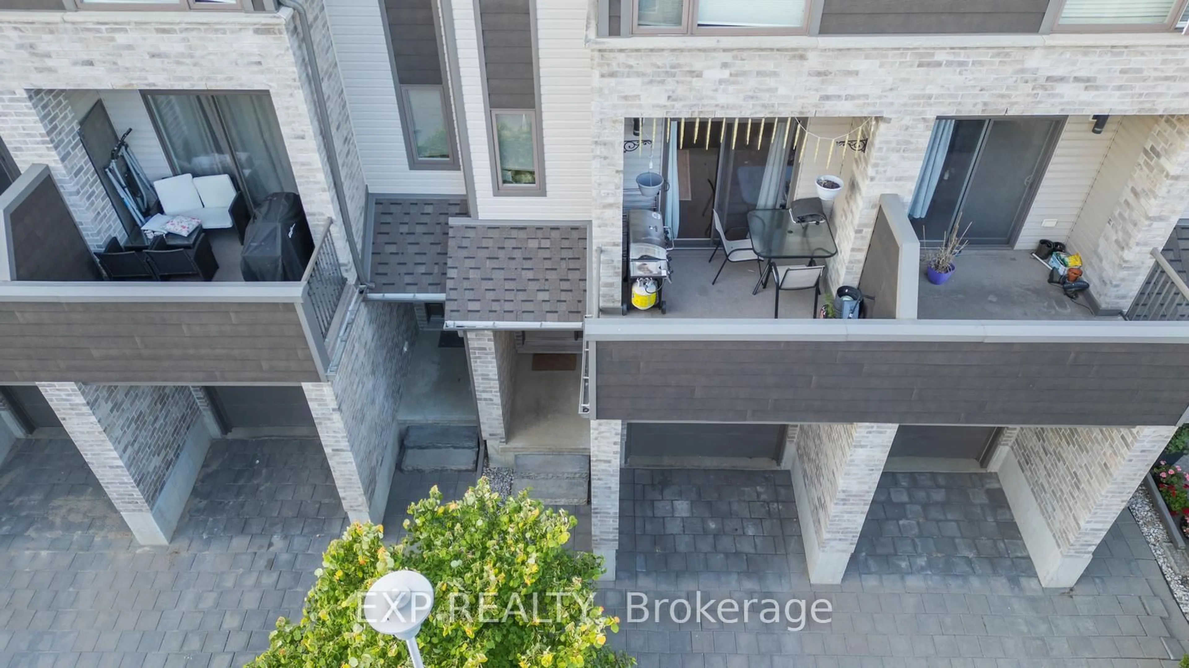 A pic from outside/outdoor area/front of a property/back of a property/a pic from drone, unknown for 1960 DALMAGARRY Rd, London North Ontario N6G 0T8