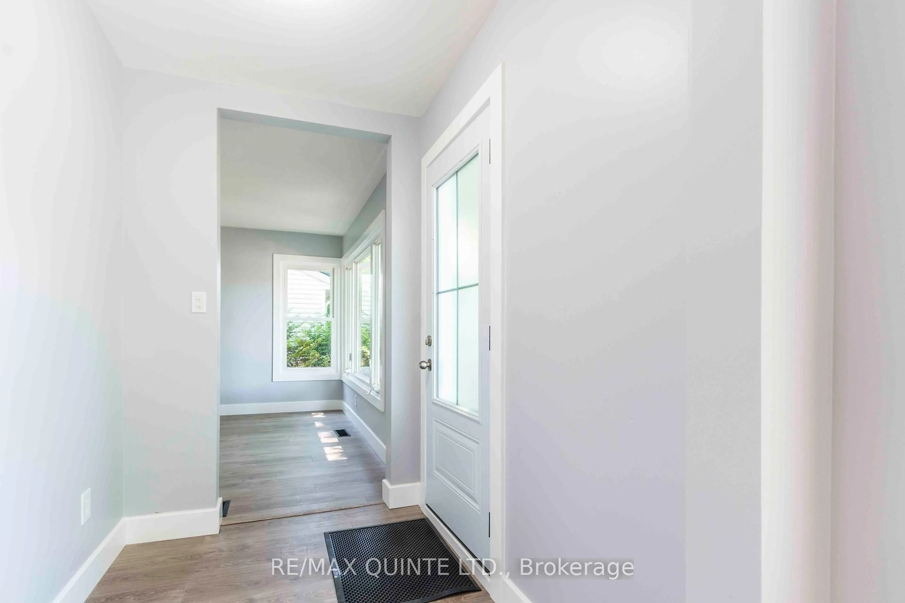 Indoor entryway for 30 Southview Ave, Belleville Ontario K8N 2J5