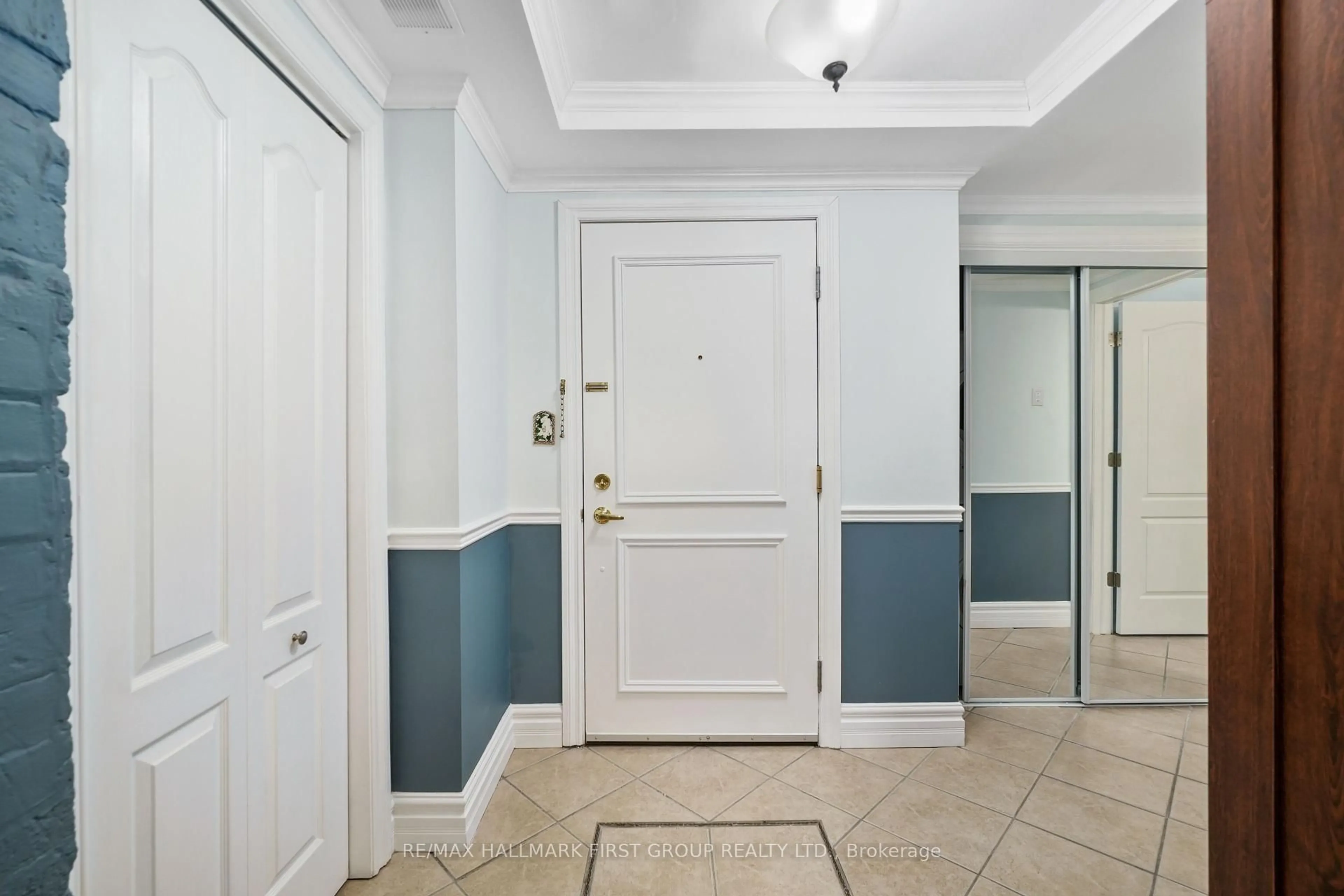 Indoor entryway for 323 George St #104, Cobourg Ontario K9A 3L9
