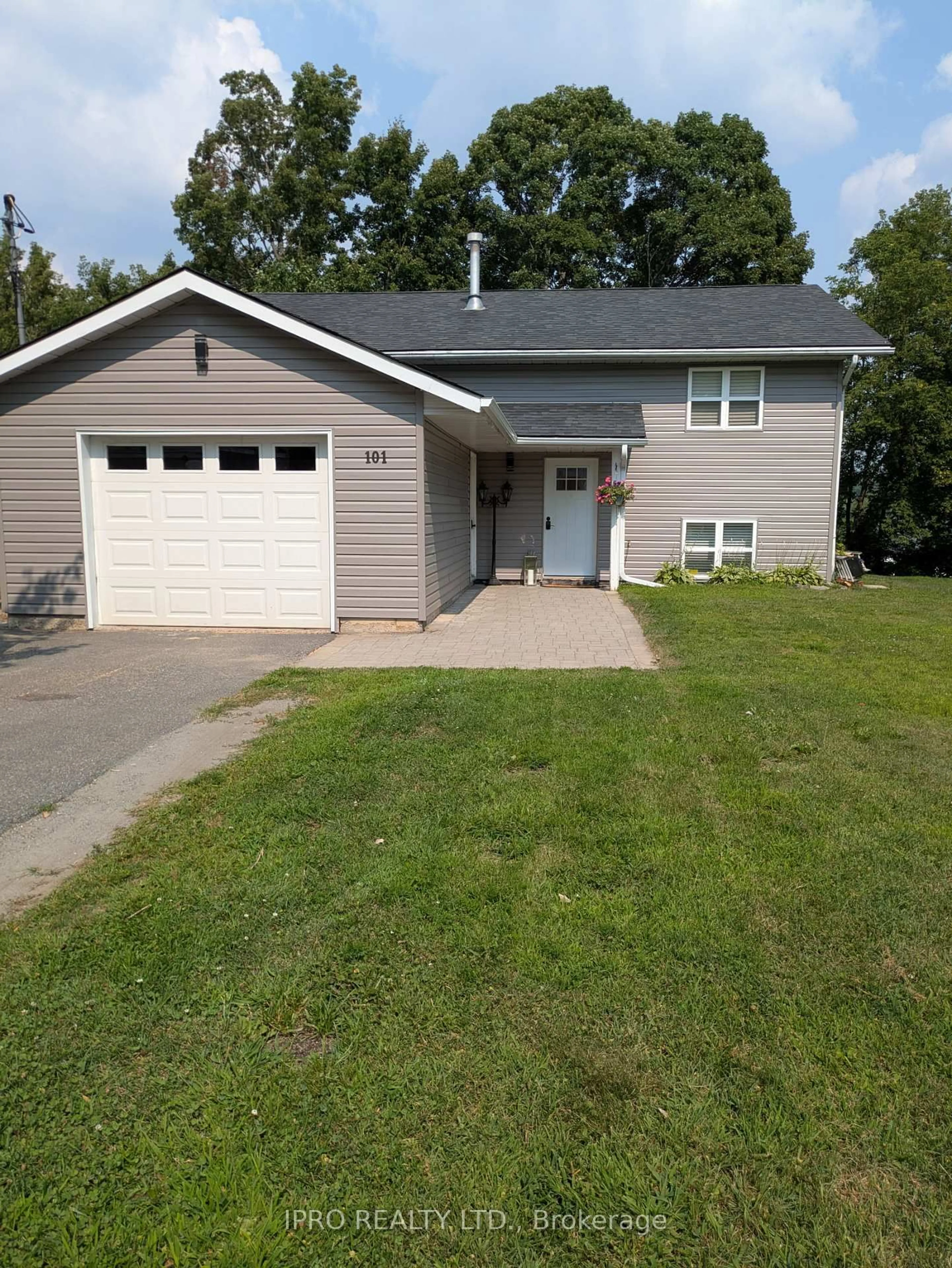 Home with vinyl exterior material, street for 101 Holditch St, Bracebridge Ontario P1L 1E7