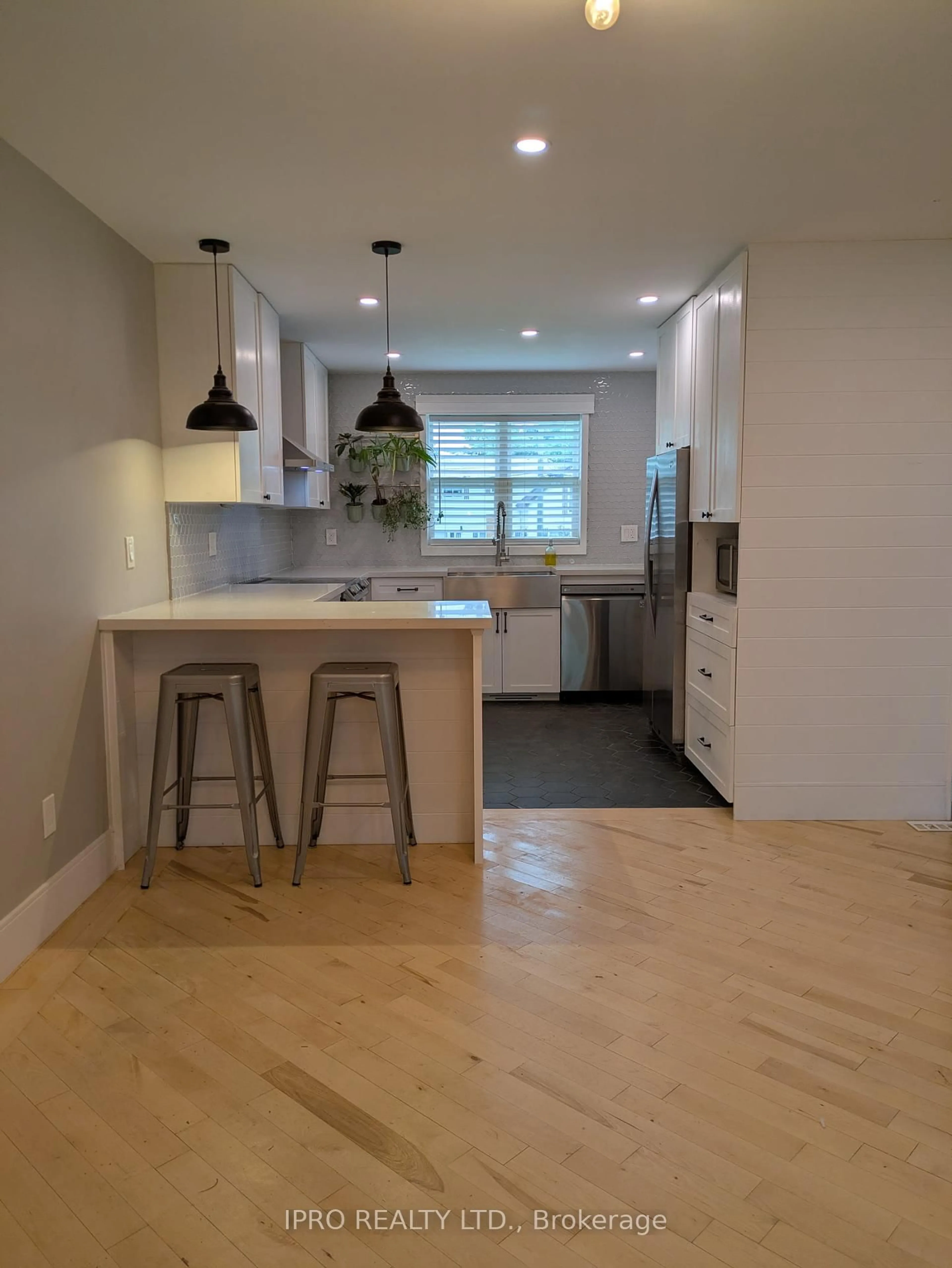 Open concept kitchen, wood/laminate floor for 101 Holditch St, Bracebridge Ontario P1L 1E7