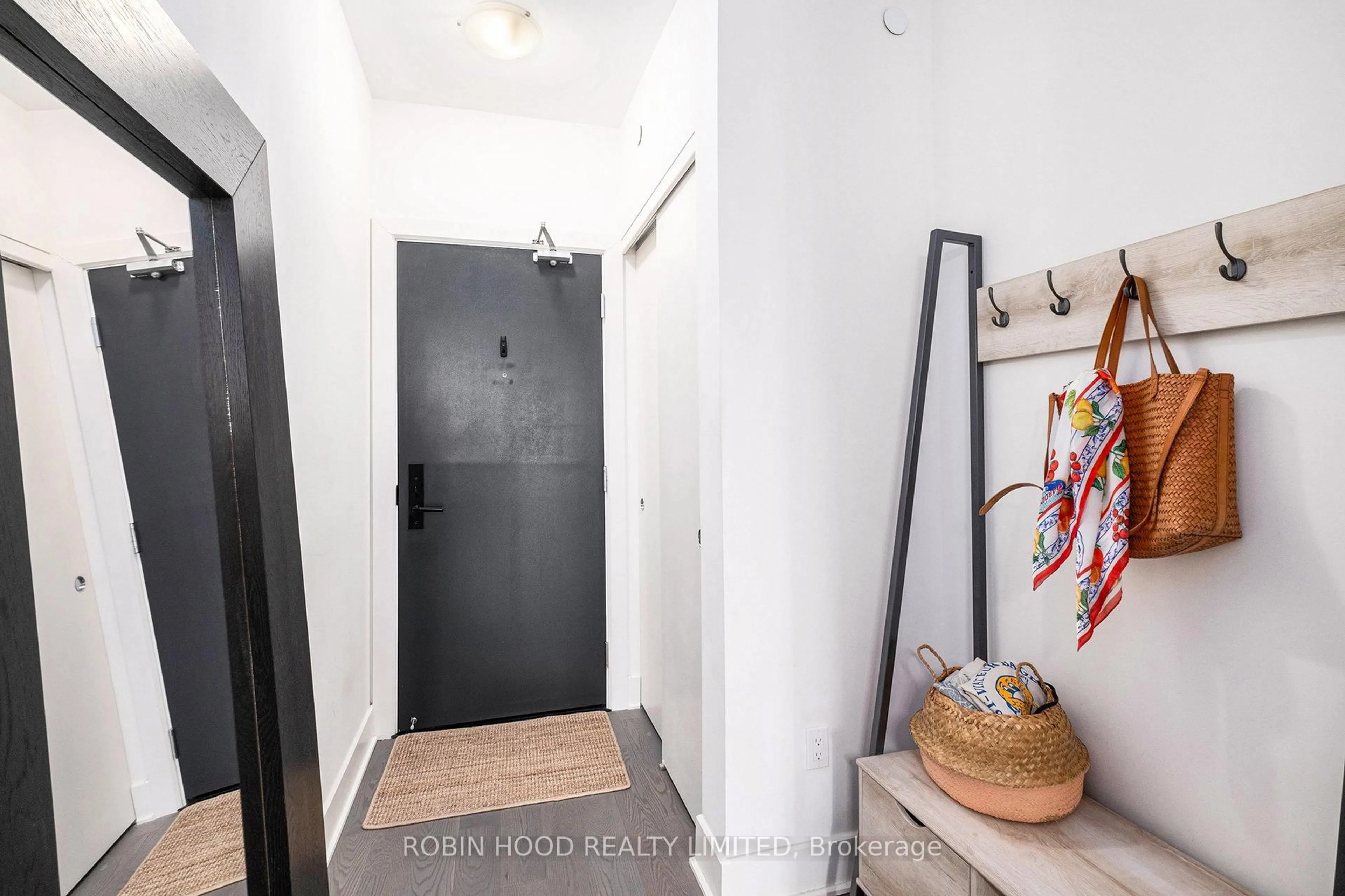 Indoor entryway for 255 Bay St #714, Ottawa Ontario K1R 5Z4
