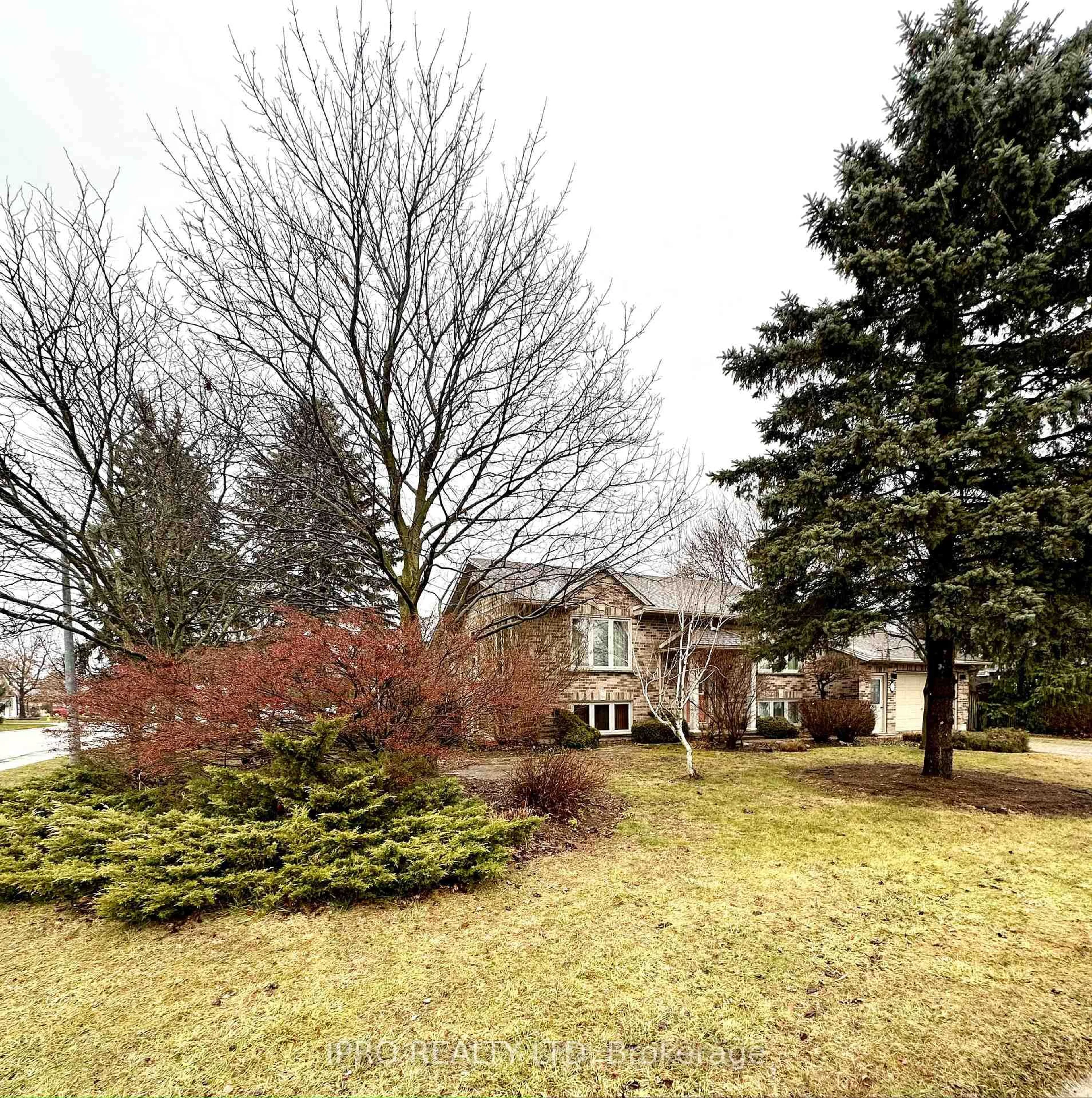 A pic from outside/outdoor area/front of a property/back of a property/a pic from drone, street for 86 Glendale Dr, Tillsonburg Ontario N4G 1J7