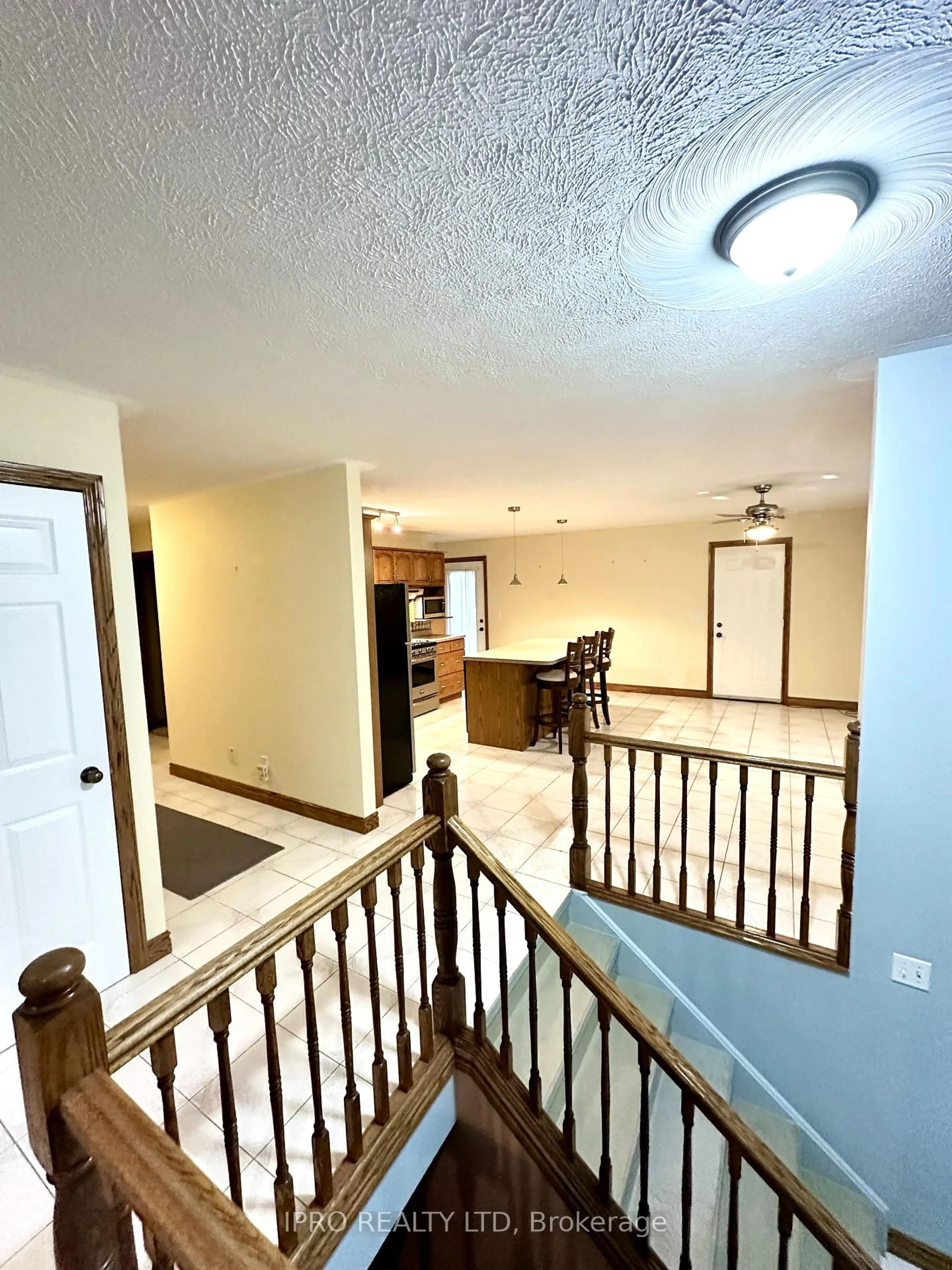 Indoor foyer for 86 Glendale Dr, Tillsonburg Ontario N4G 1J7
