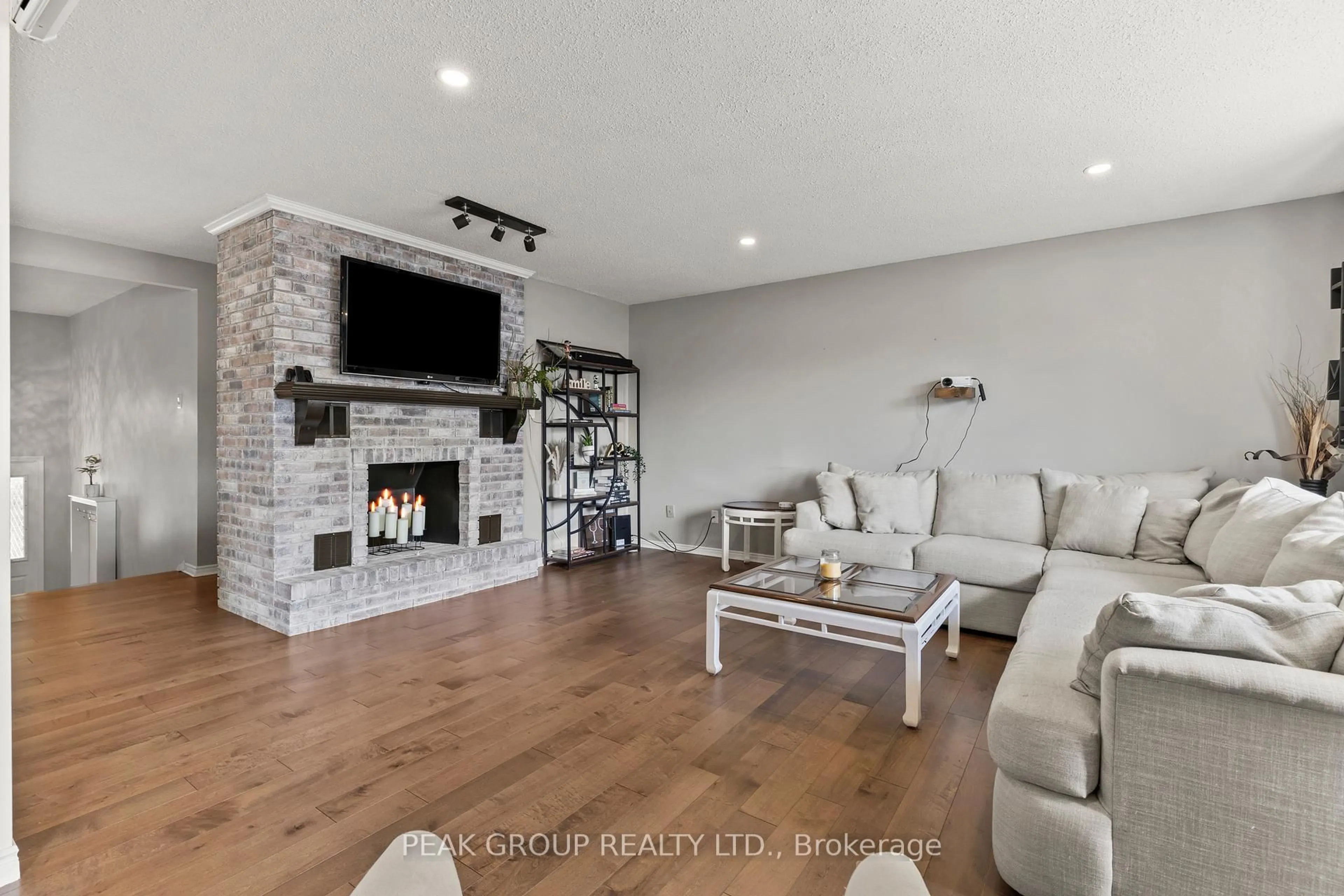 Living room with furniture, unknown for 13 Kathy Crt, Pelham Ontario L0S 1E2