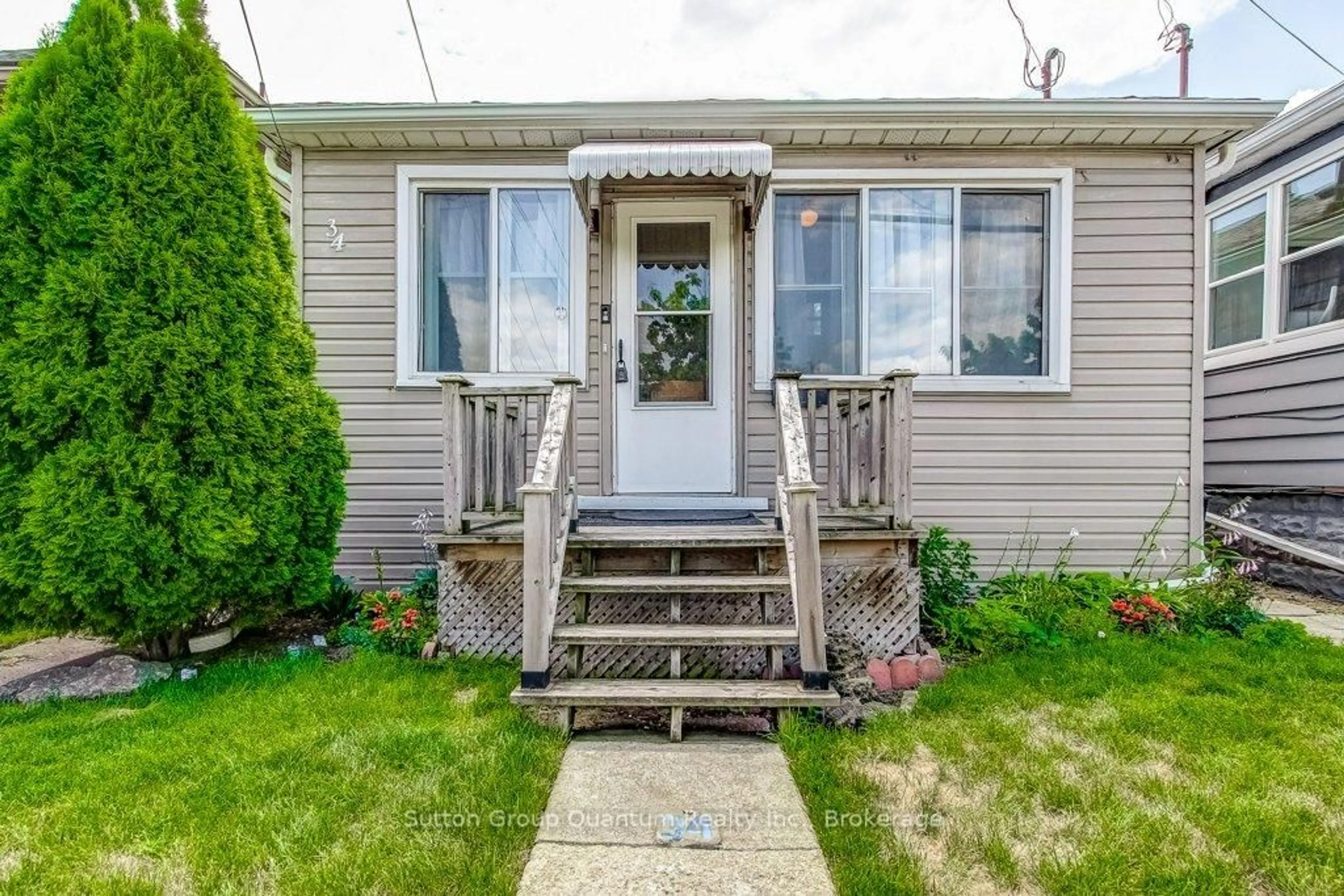 Patio, street for 34 vansitmart Ave, Hamilton Ontario L8M 3A3