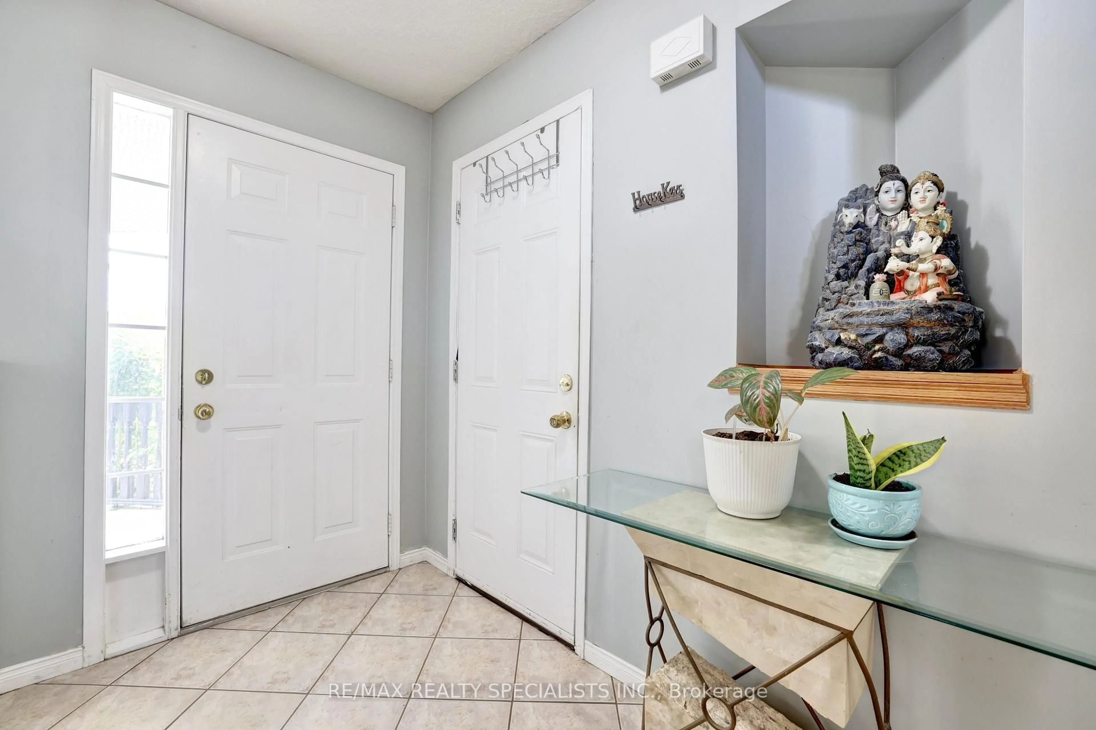 Indoor entryway for 144 Decaro Cres, Cambridge Ontario N3C 4M4