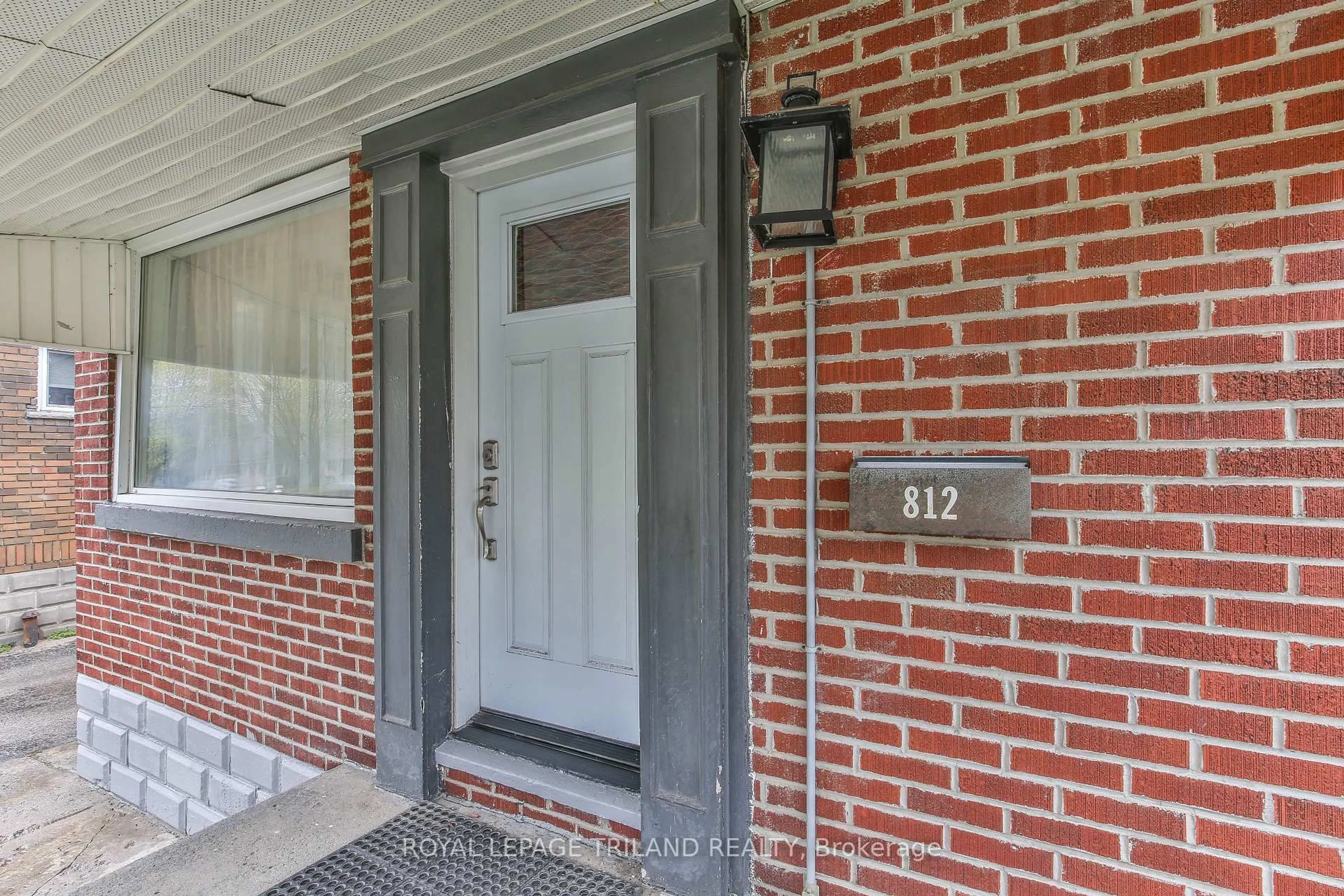 Indoor entryway for 812 ADELAIDE St, London East Ontario N5Y 2L9