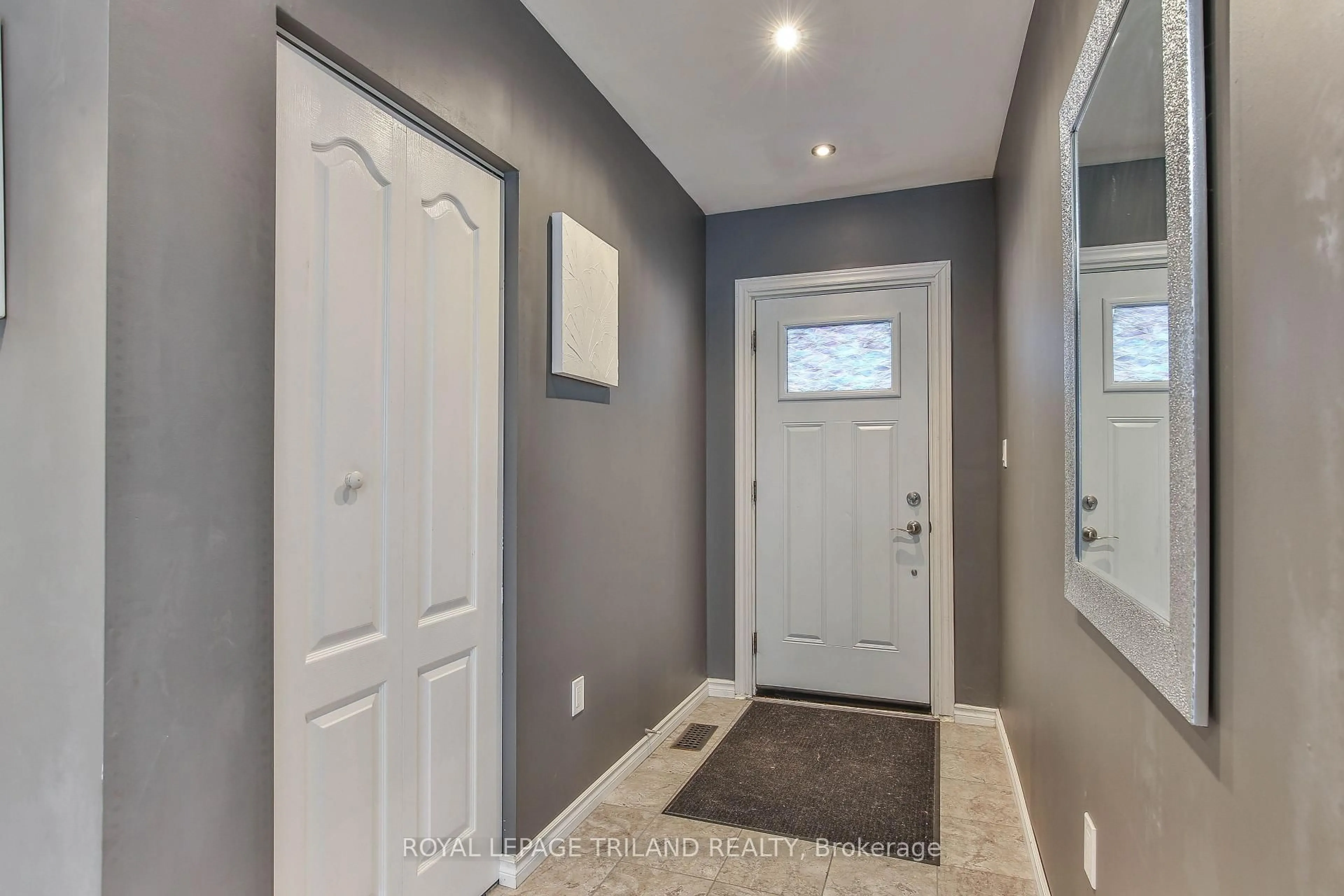 Indoor entryway for 812 ADELAIDE St, London East Ontario N5Y 2L9
