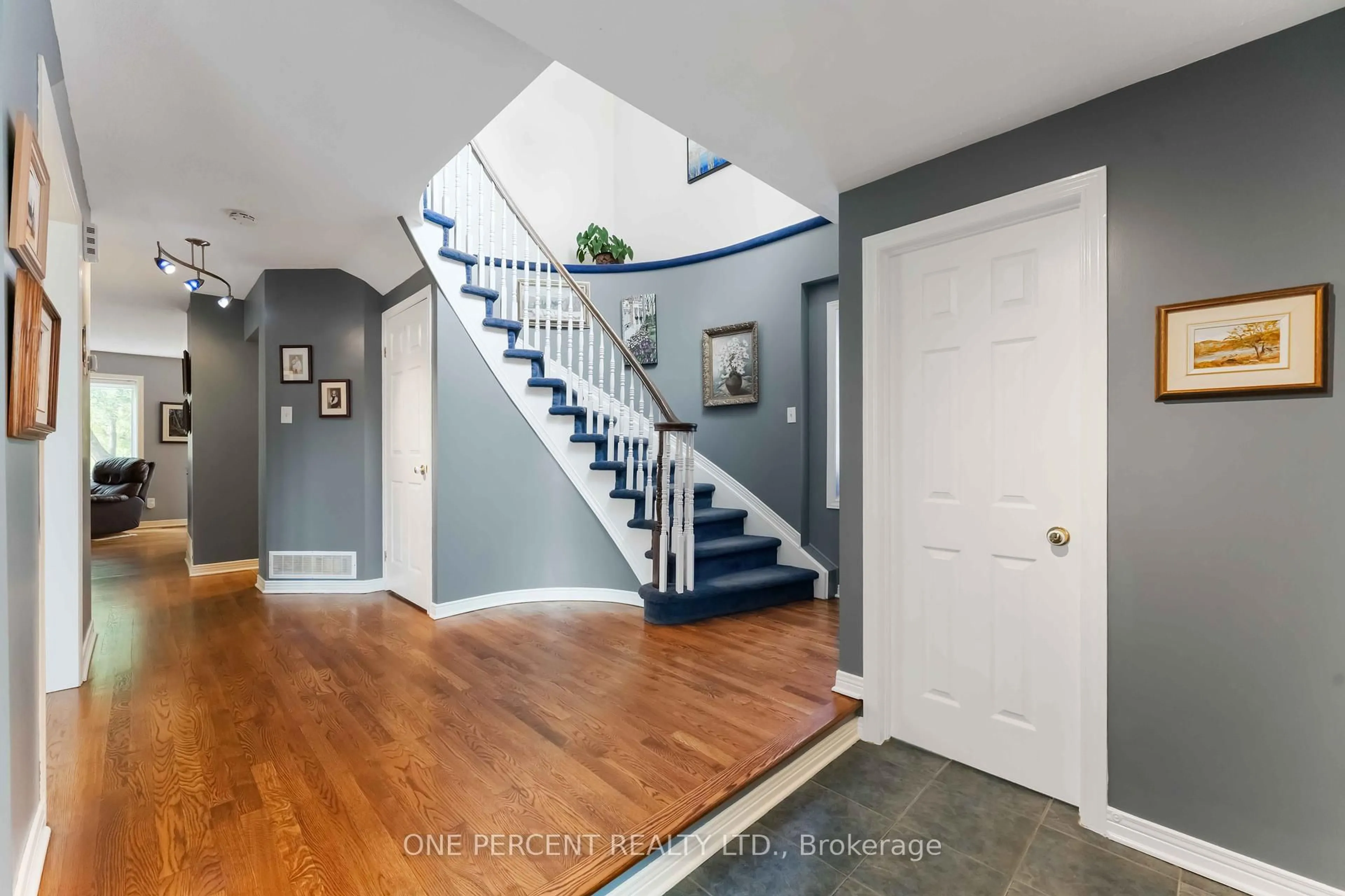 Indoor entryway for 31 ARMAGH Way, Ottawa Ontario K2J 4C3