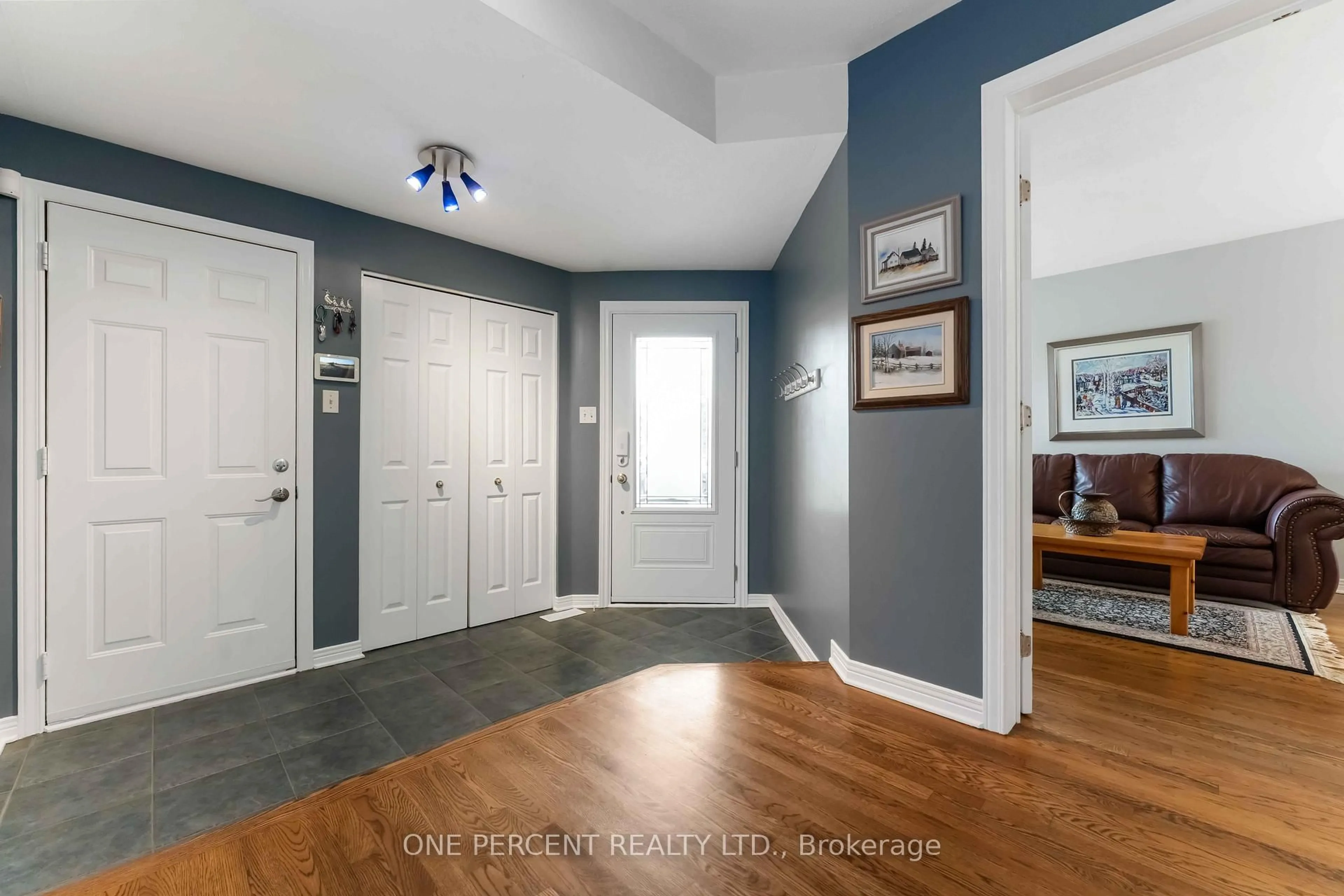 Indoor entryway for 31 ARMAGH Way, Ottawa Ontario K2J 4C3