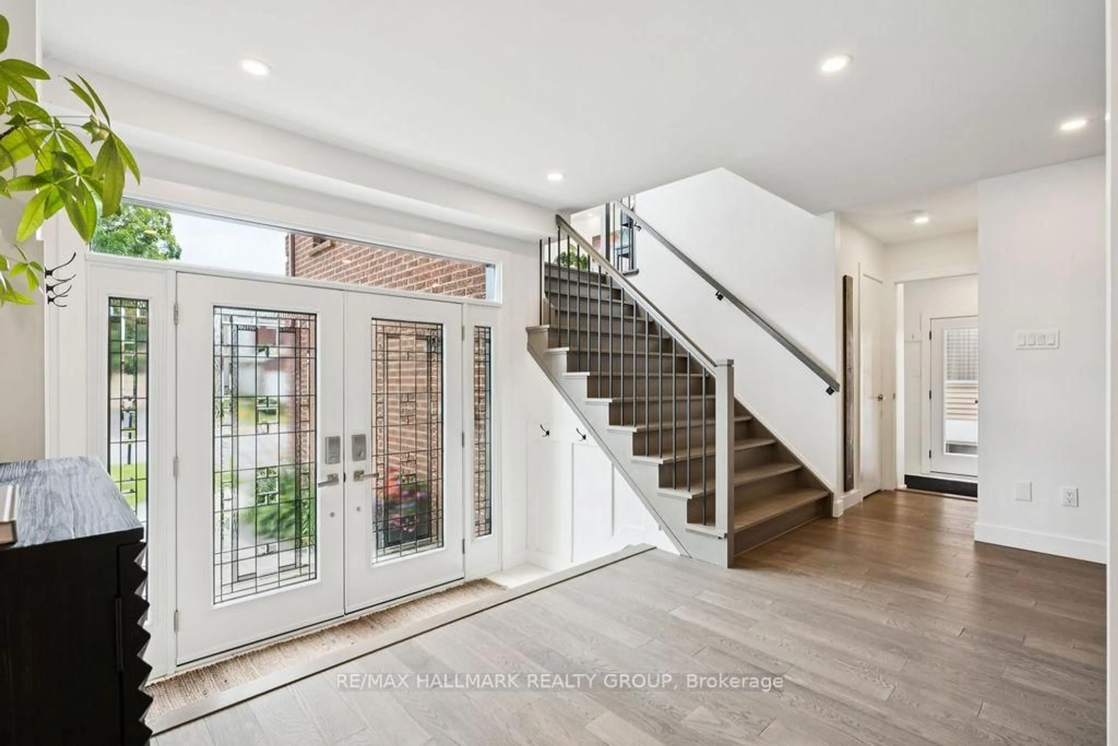 Indoor entryway for 26 Collingwood Cres, Ottawa Ontario K2K 2G7