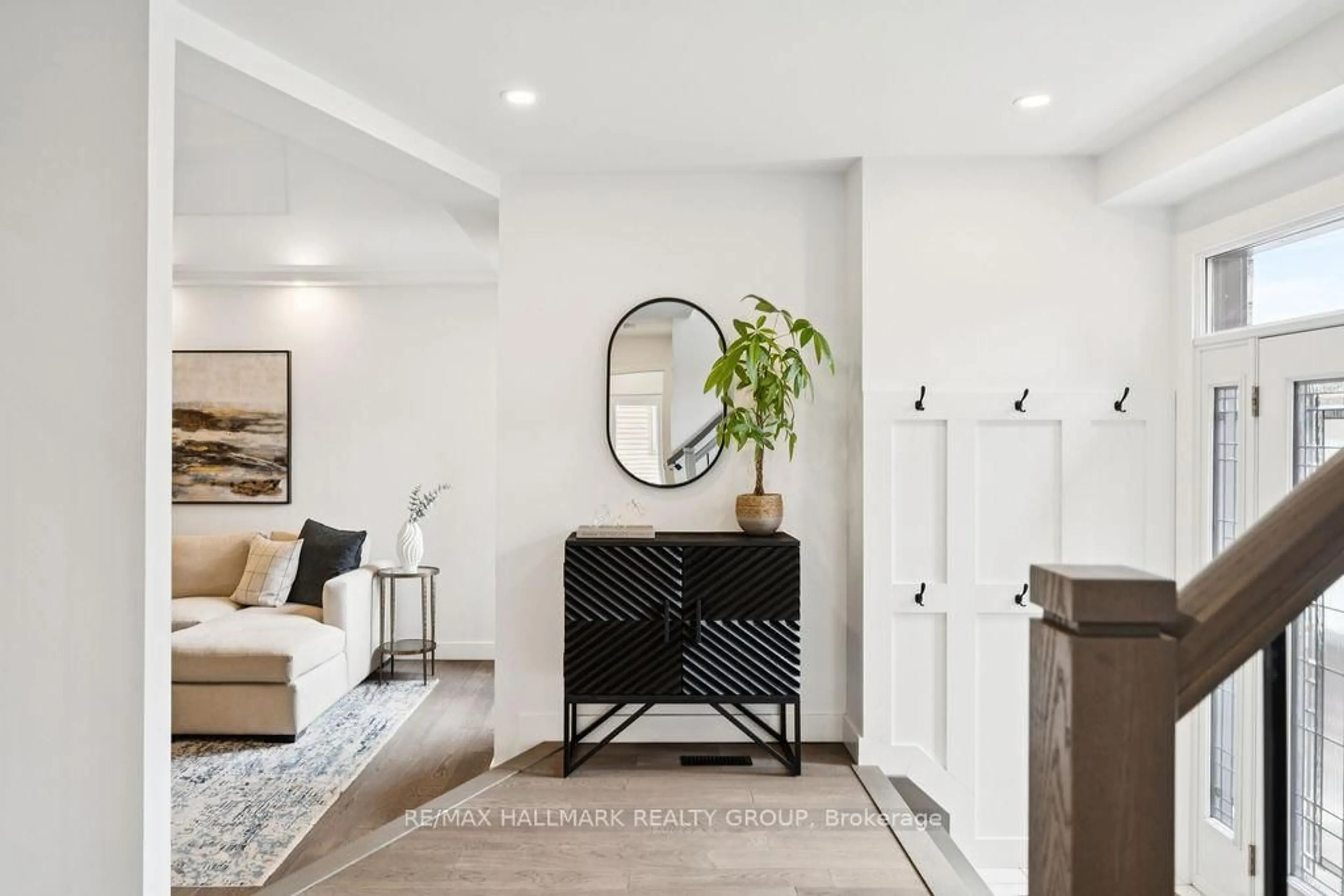 Indoor entryway for 26 Collingwood Cres, Ottawa Ontario K2K 2G7