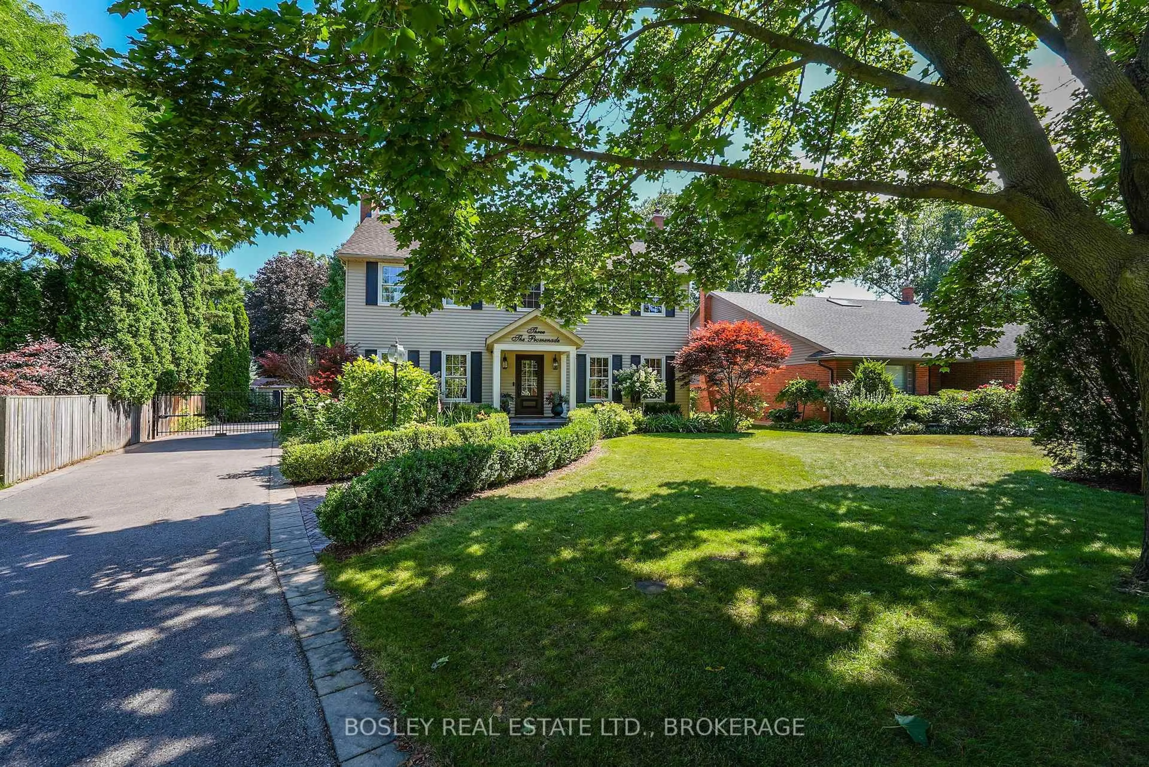 A pic from outside/outdoor area/front of a property/back of a property/a pic from drone, street for 3 The Promenade, Niagara-on-the-Lake Ontario L0S 1J0
