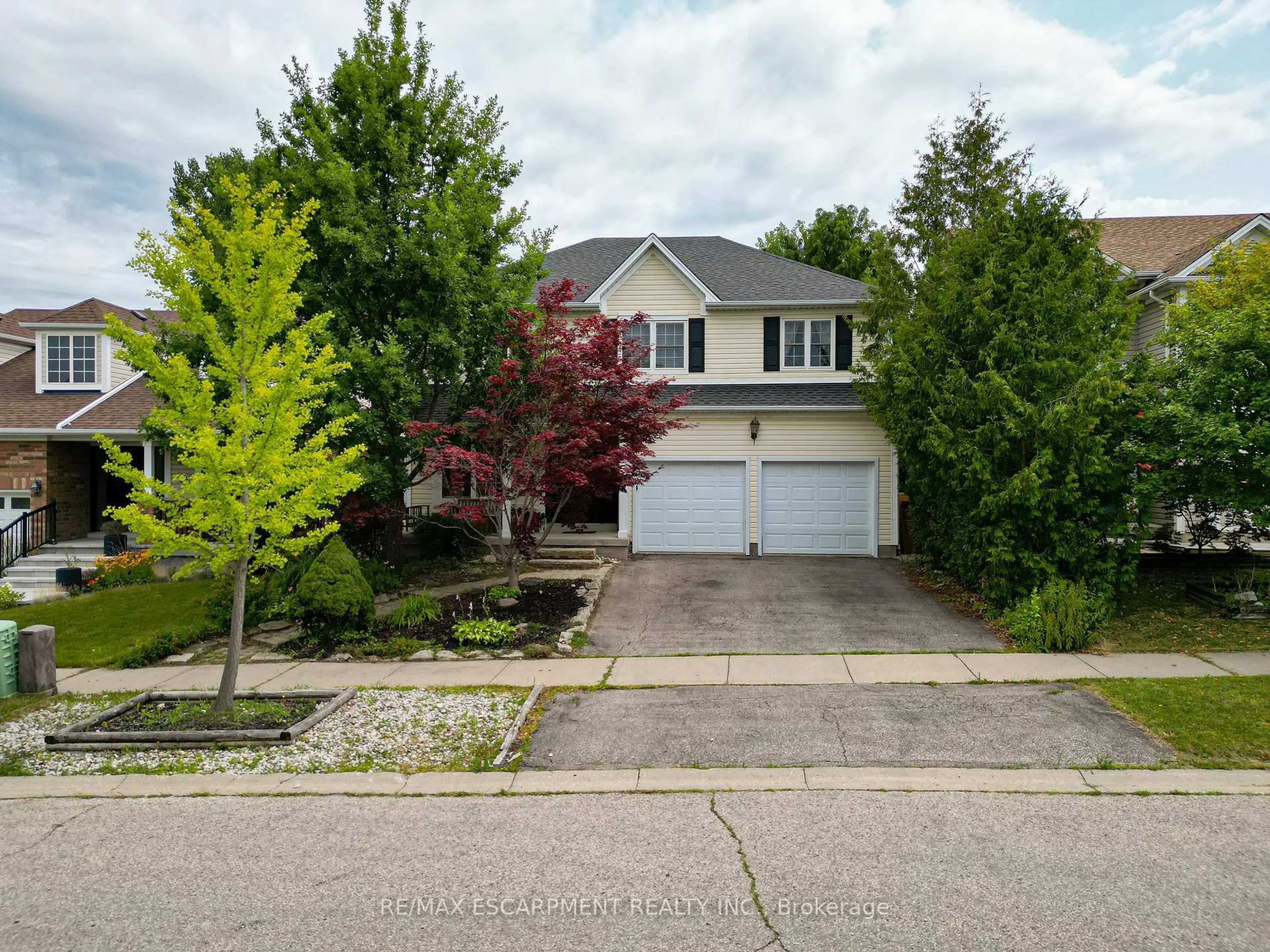 A pic from outside/outdoor area/front of a property/back of a property/a pic from drone, street for 9 Osborn Ave, Brantford Ontario N3T 6P9