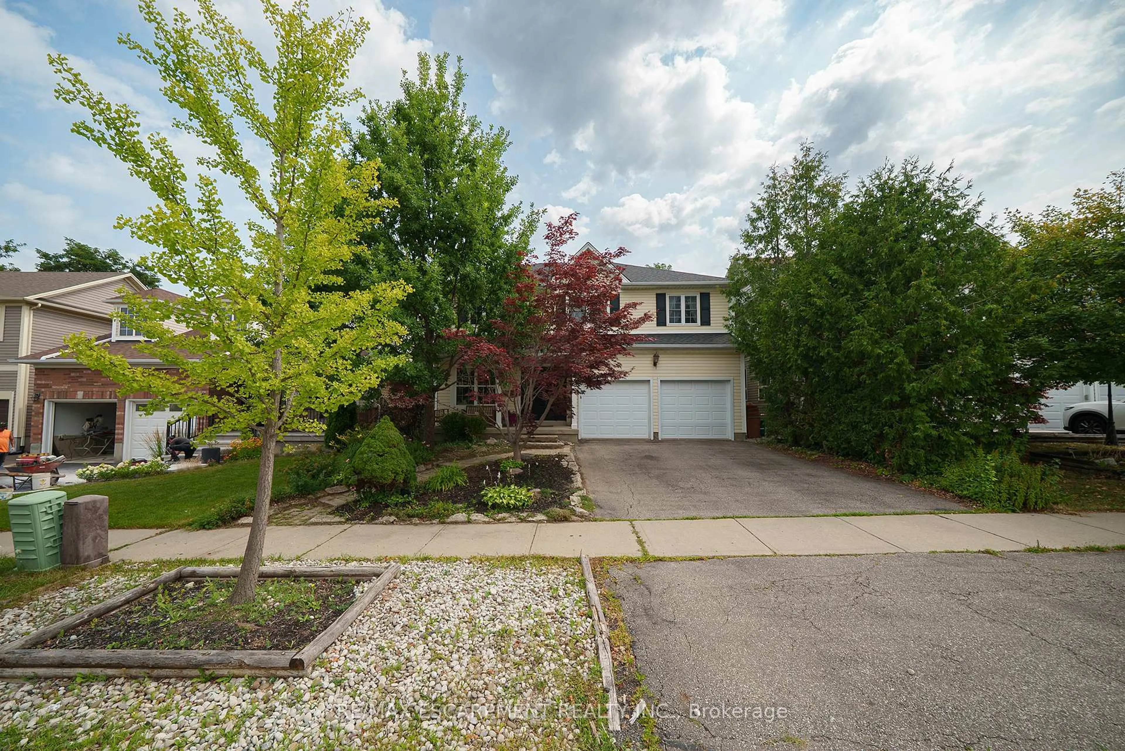 A pic from outside/outdoor area/front of a property/back of a property/a pic from drone, street for 9 Osborn Ave, Brantford Ontario N3T 6P9