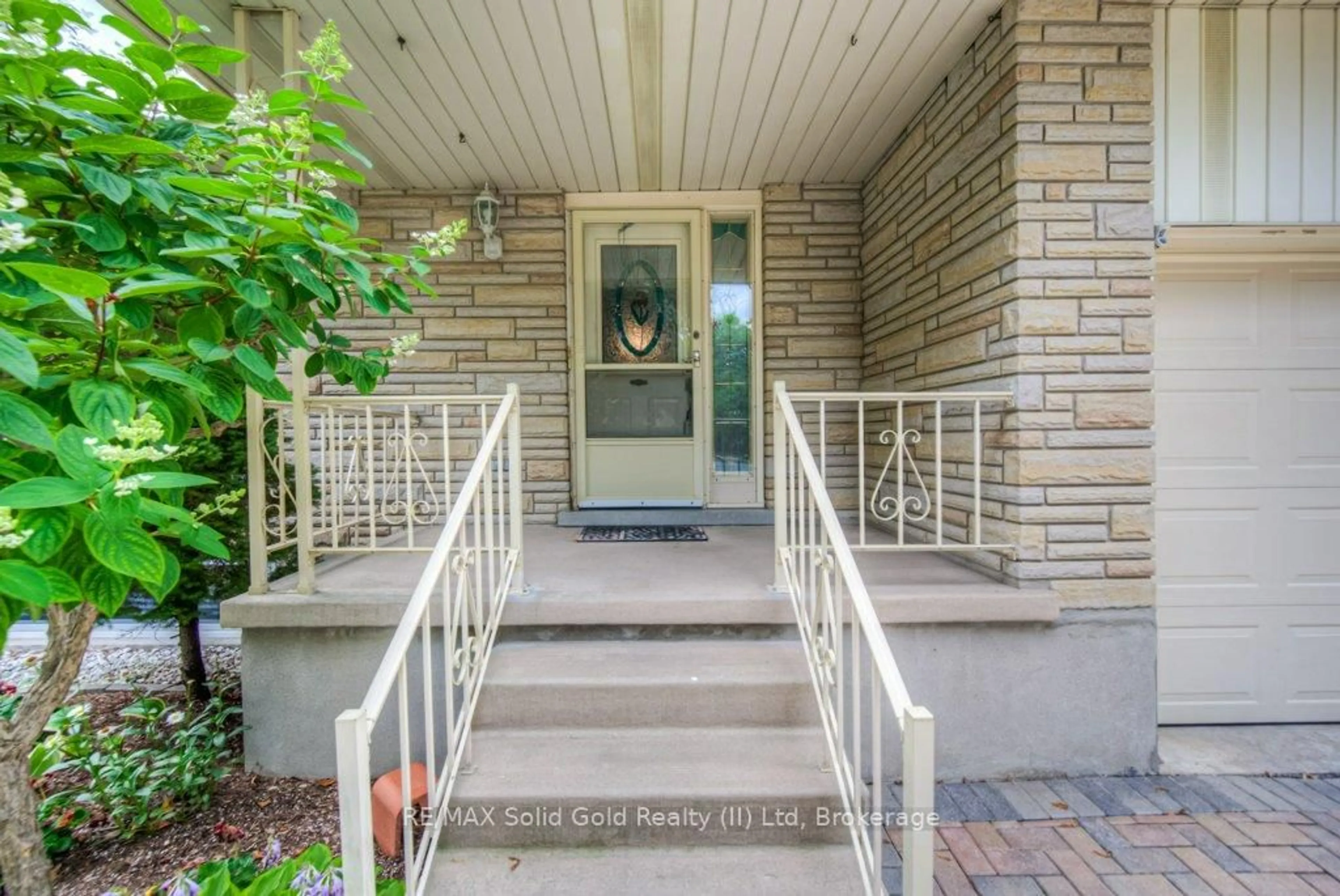 Indoor entryway for 16 Wolfe's Crt, Kitchener Ontario N2B 2Z1