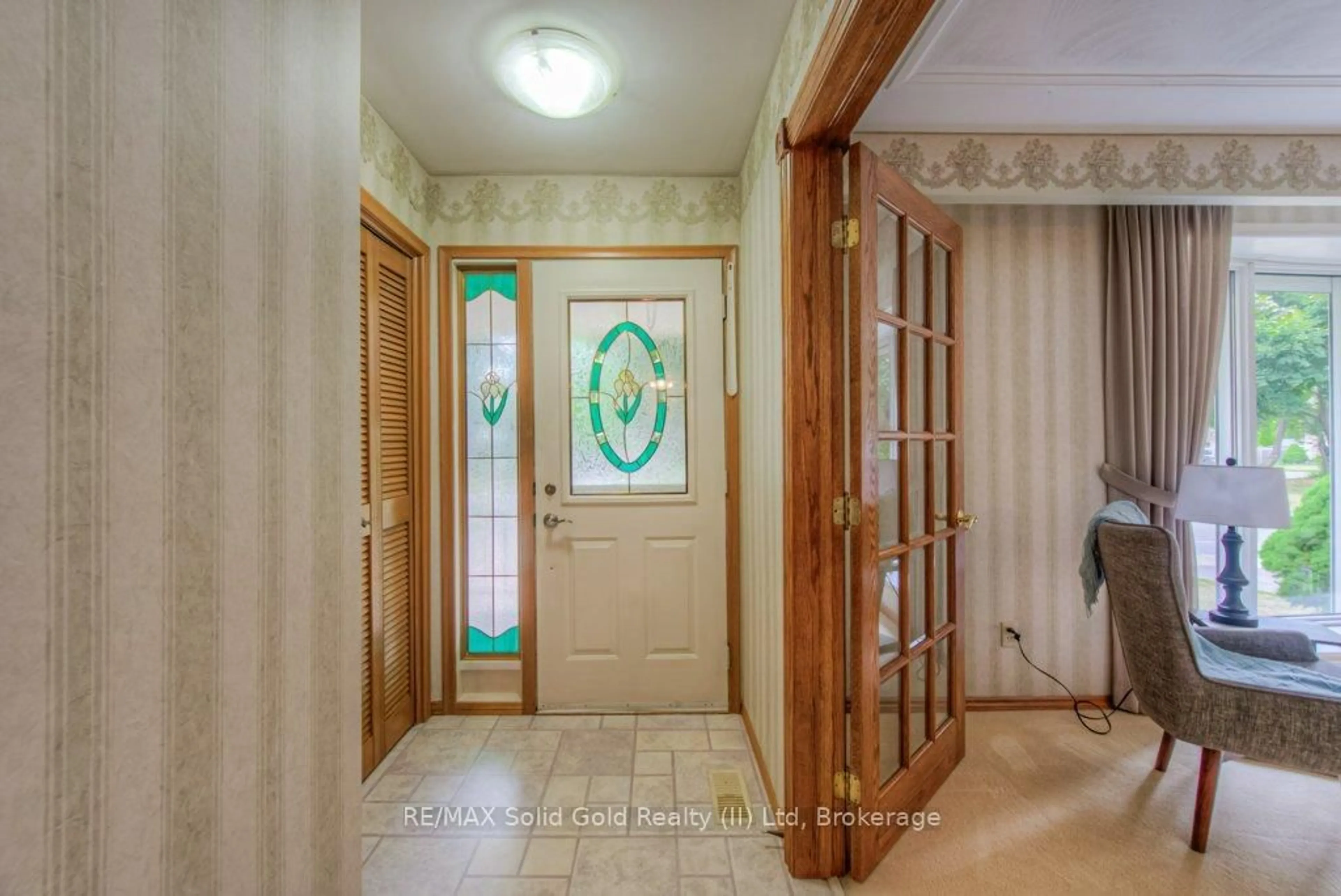Indoor entryway for 16 Wolfe's Crt, Kitchener Ontario N2B 2Z1