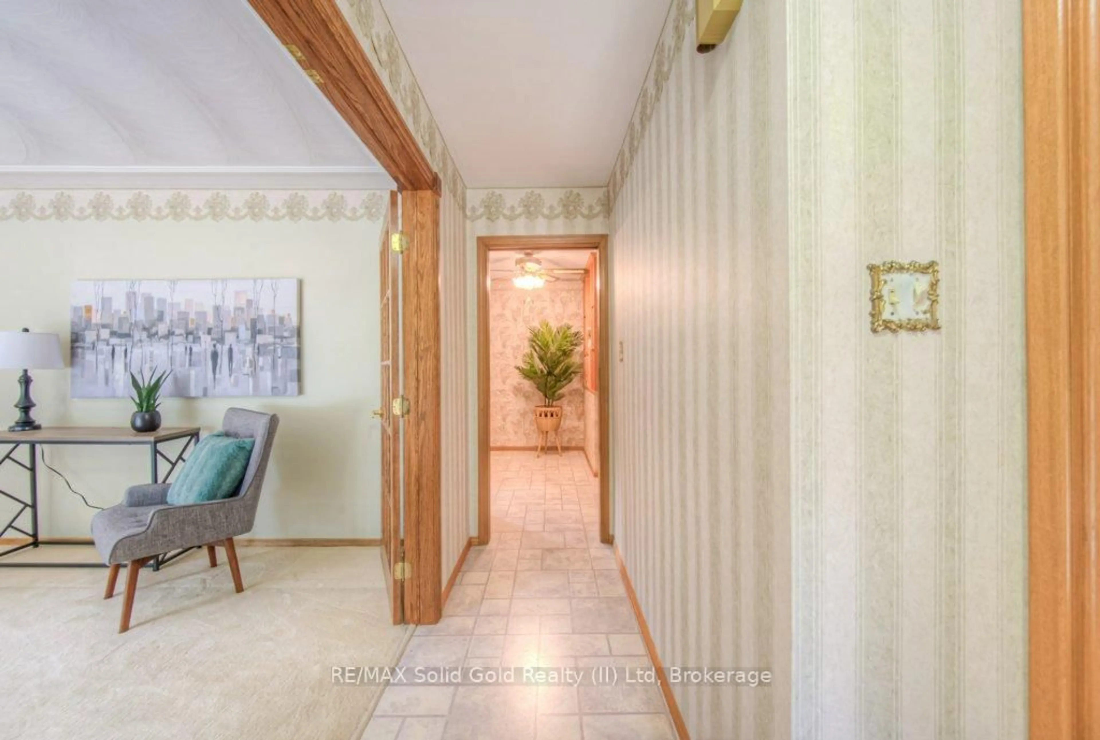 Indoor foyer for 16 Wolfe's Crt, Kitchener Ontario N2B 2Z1