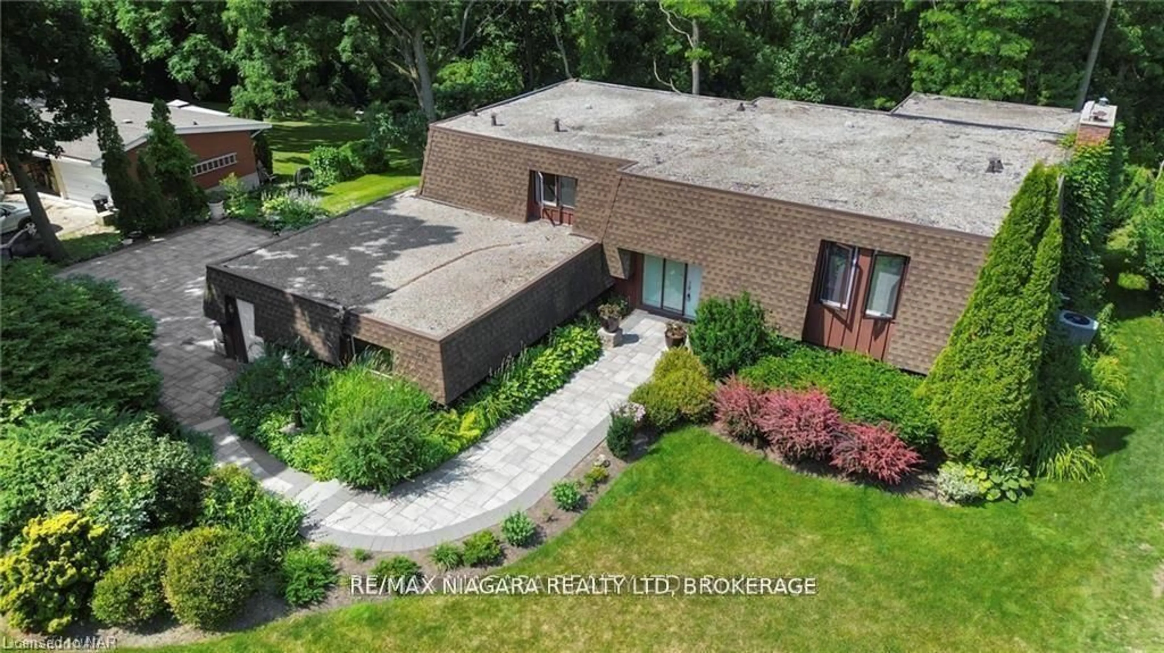 A pic from outside/outdoor area/front of a property/back of a property/a pic from drone, building for 50 Melrose Dr, Niagara-on-the-Lake Ontario L0S 1J0