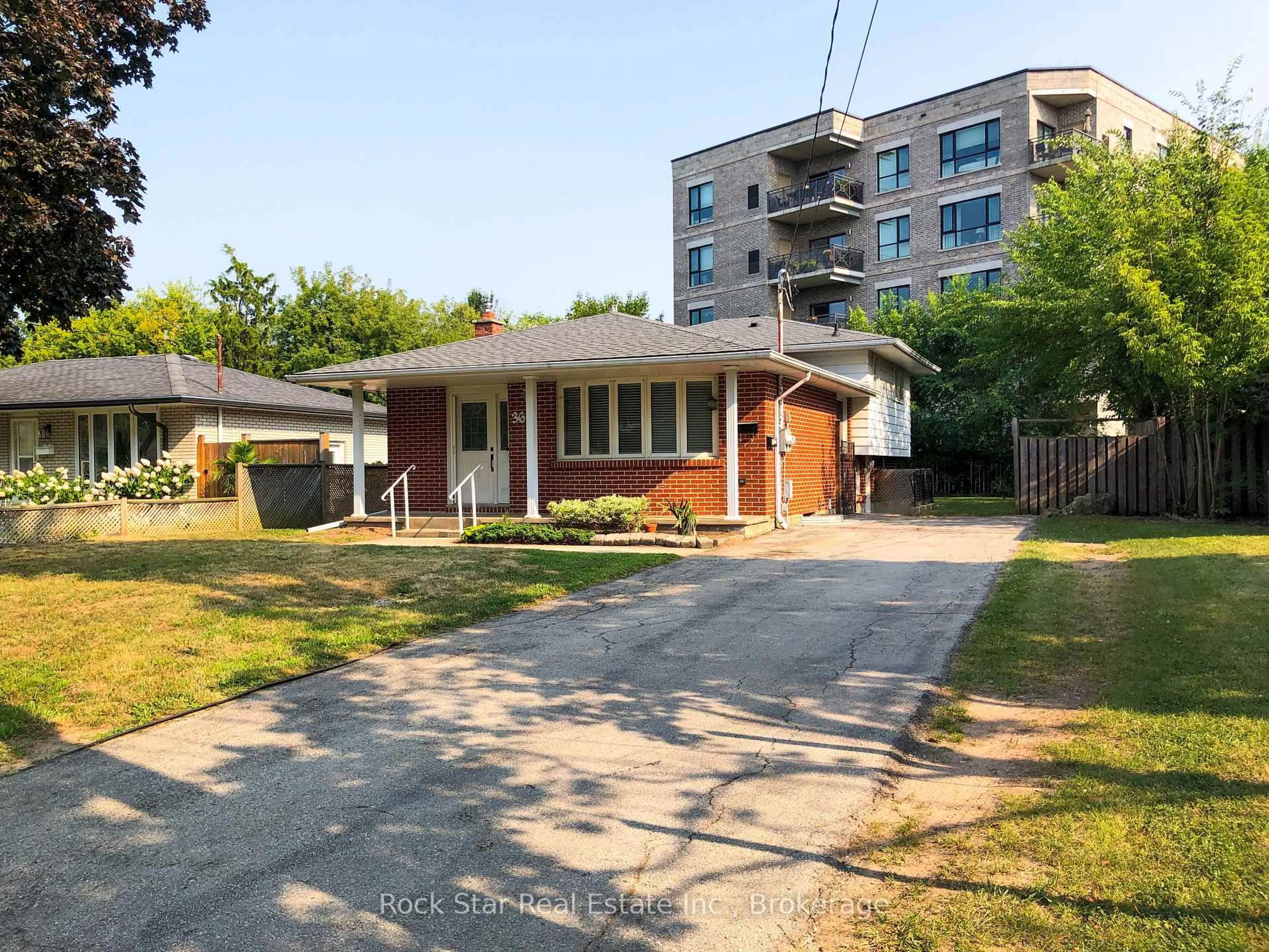 A pic from outside/outdoor area/front of a property/back of a property/a pic from drone, street for 36 Highcourt Cres, St. Catharines Ontario L2M 3M6