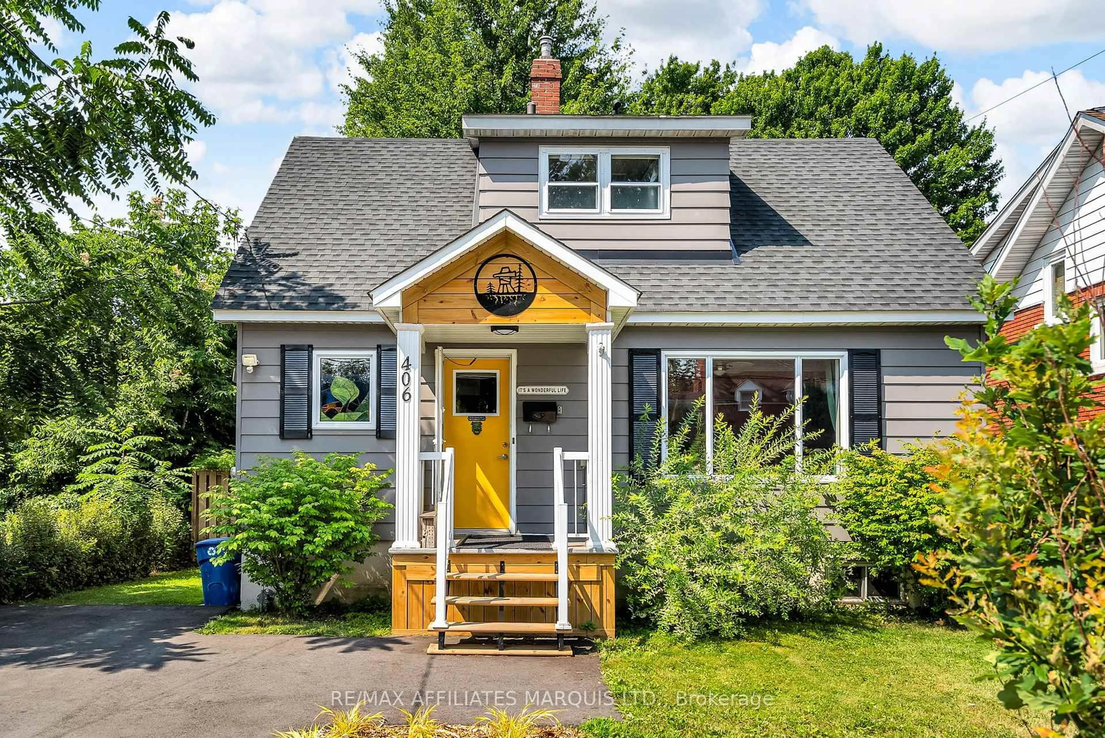 Home with vinyl exterior material, street for 406 York St, Cornwall Ontario K6J 3Z5