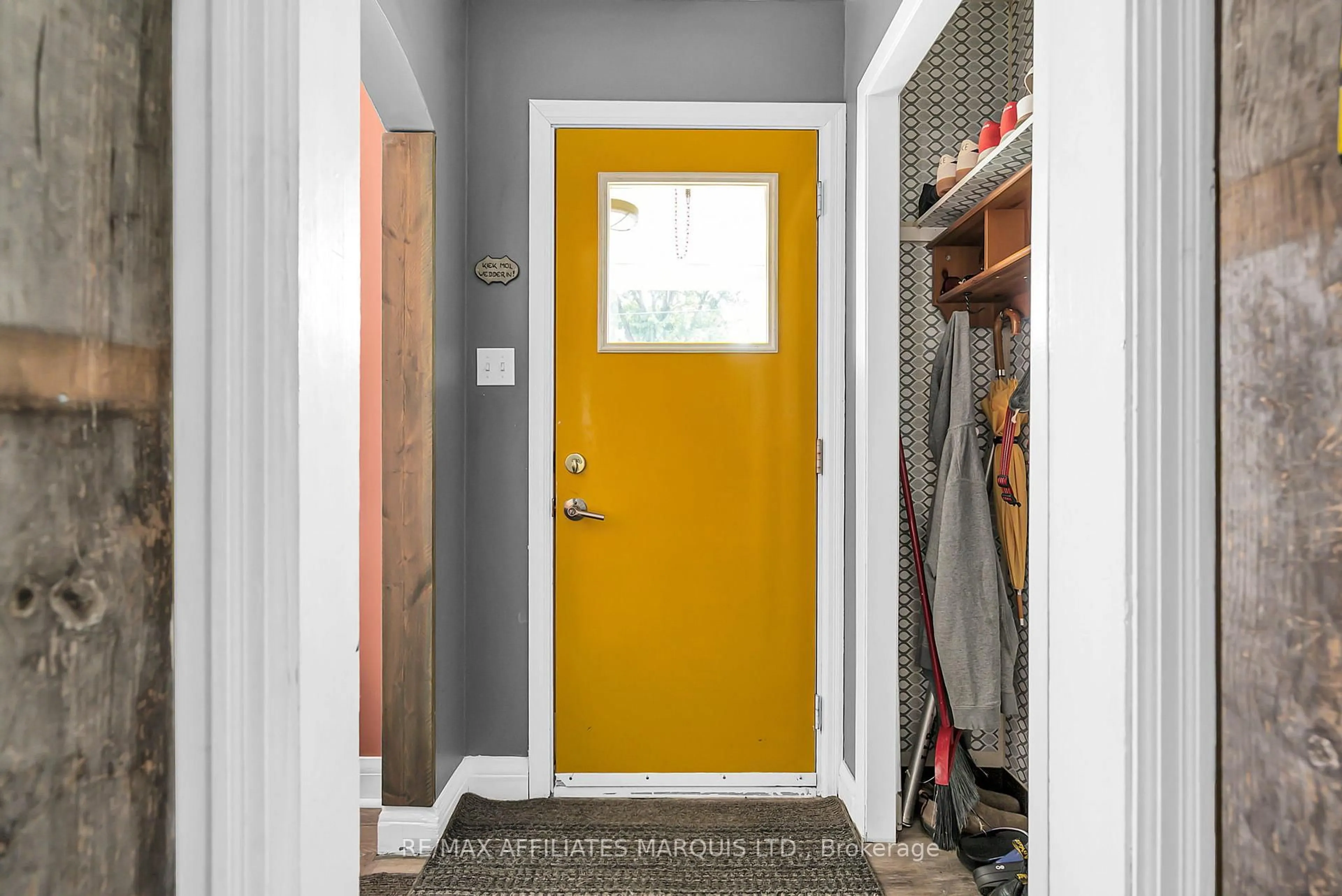 Indoor entryway for 406 York St, Cornwall Ontario K6J 3Z5