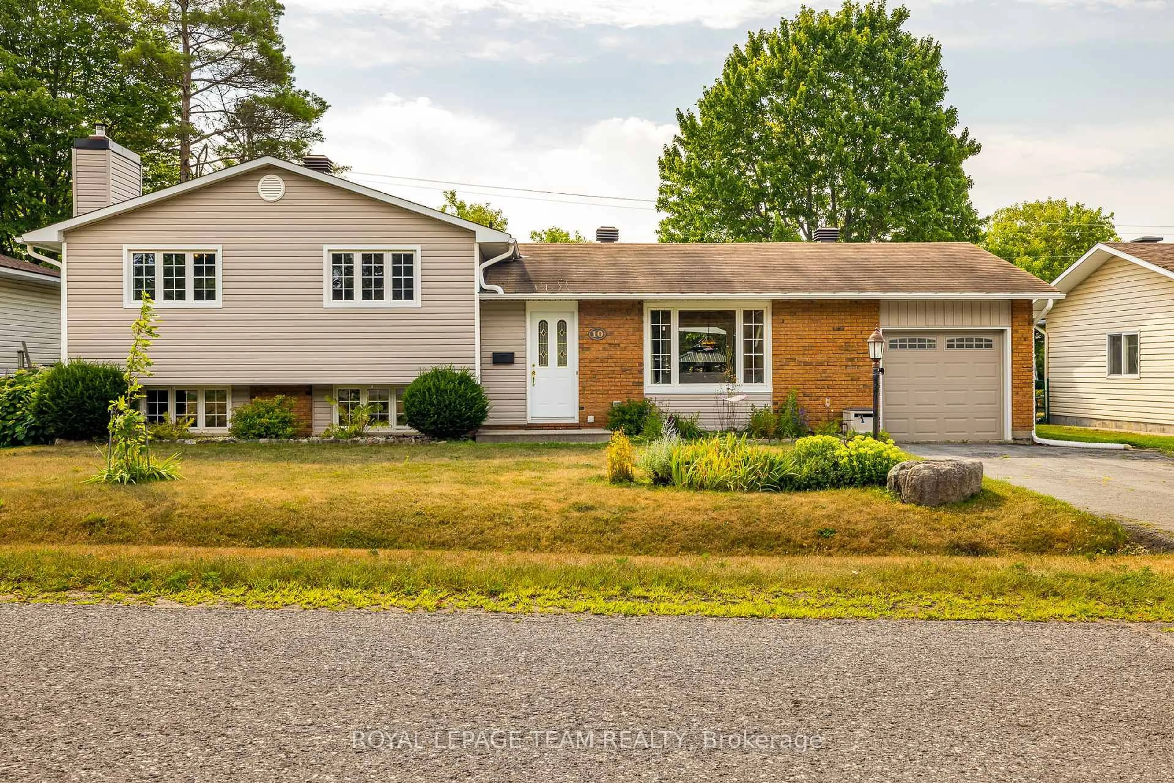 Home with vinyl exterior material, street for 10 Dogwood Dr, Munster Ontario K0A 3P0