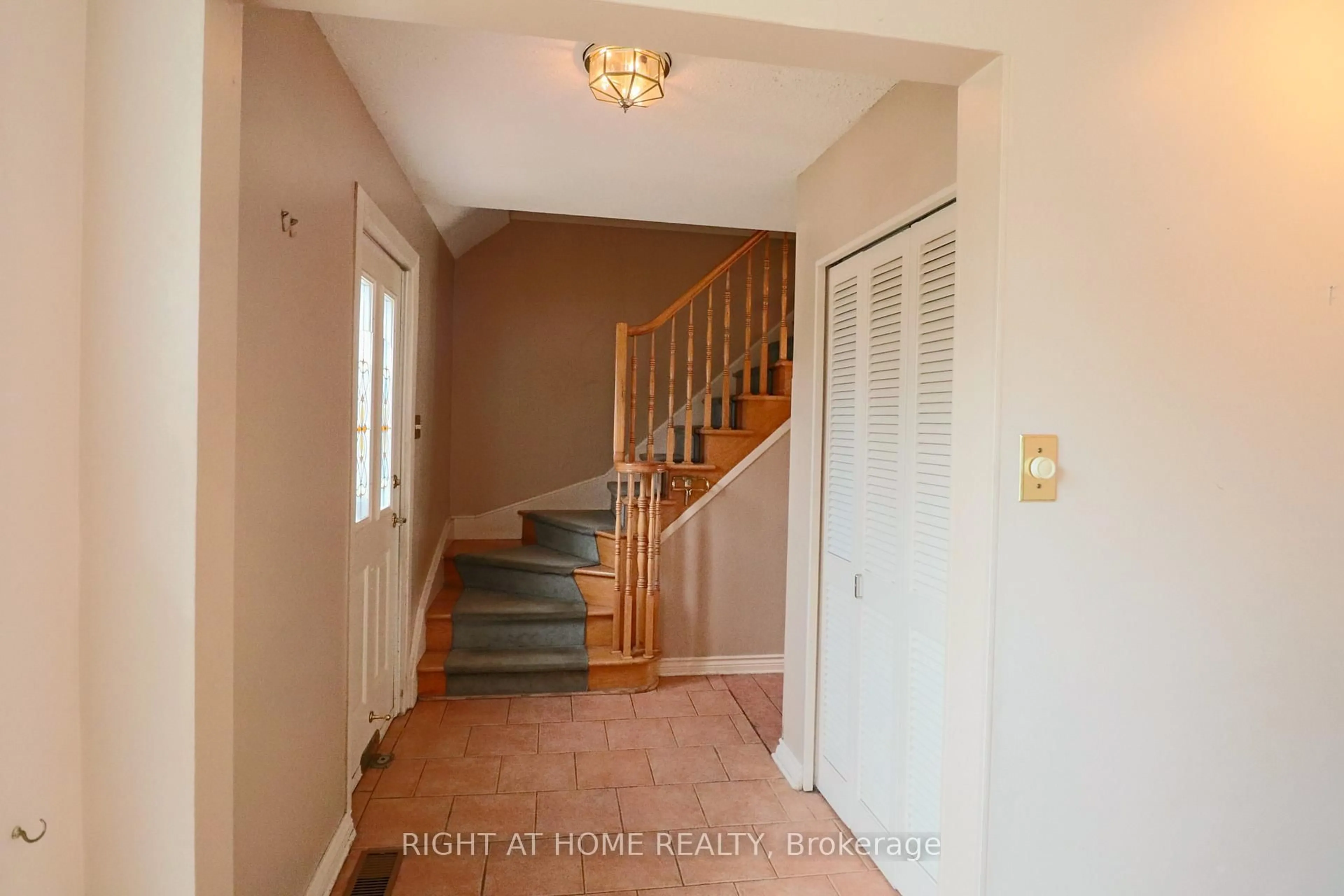 Unknown for 841 Thorndale Dr, Ottawa Ontario K1V 6Y1