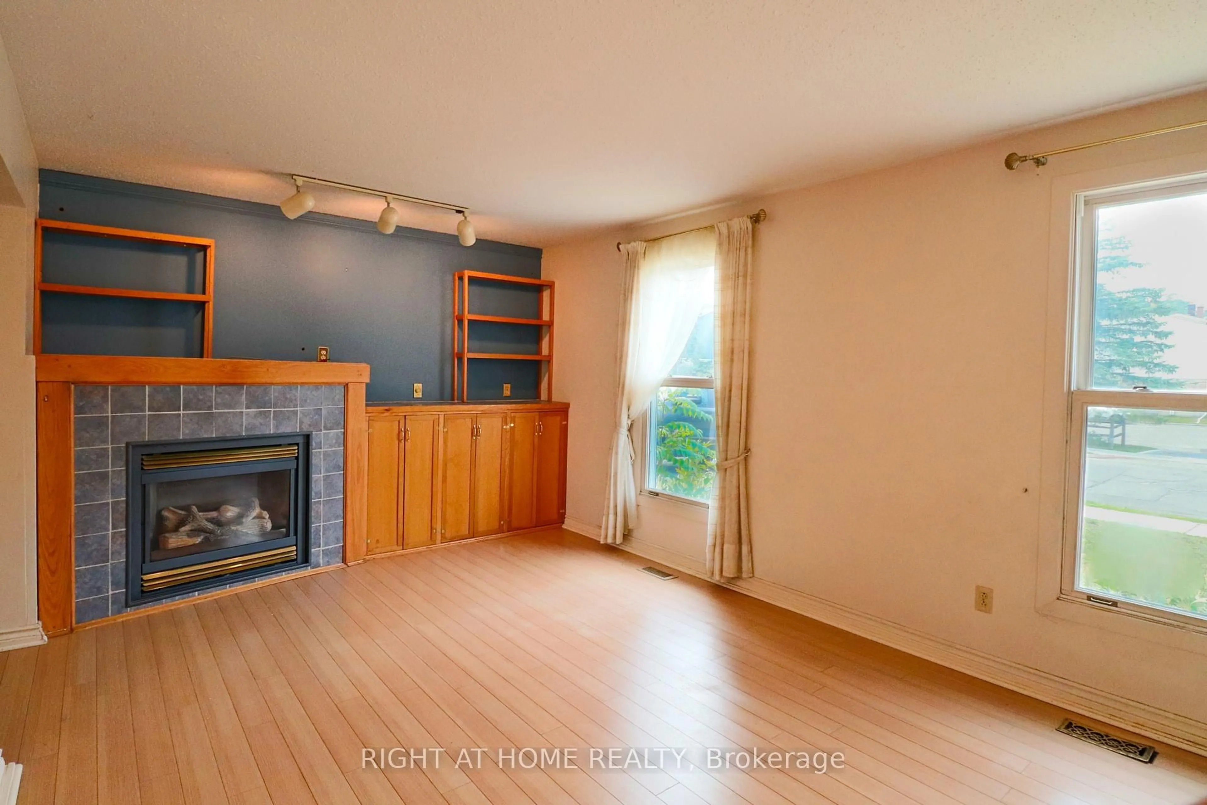 Living room with furniture, wood/laminate floor for 841 Thorndale Dr, Ottawa Ontario K1V 6Y1