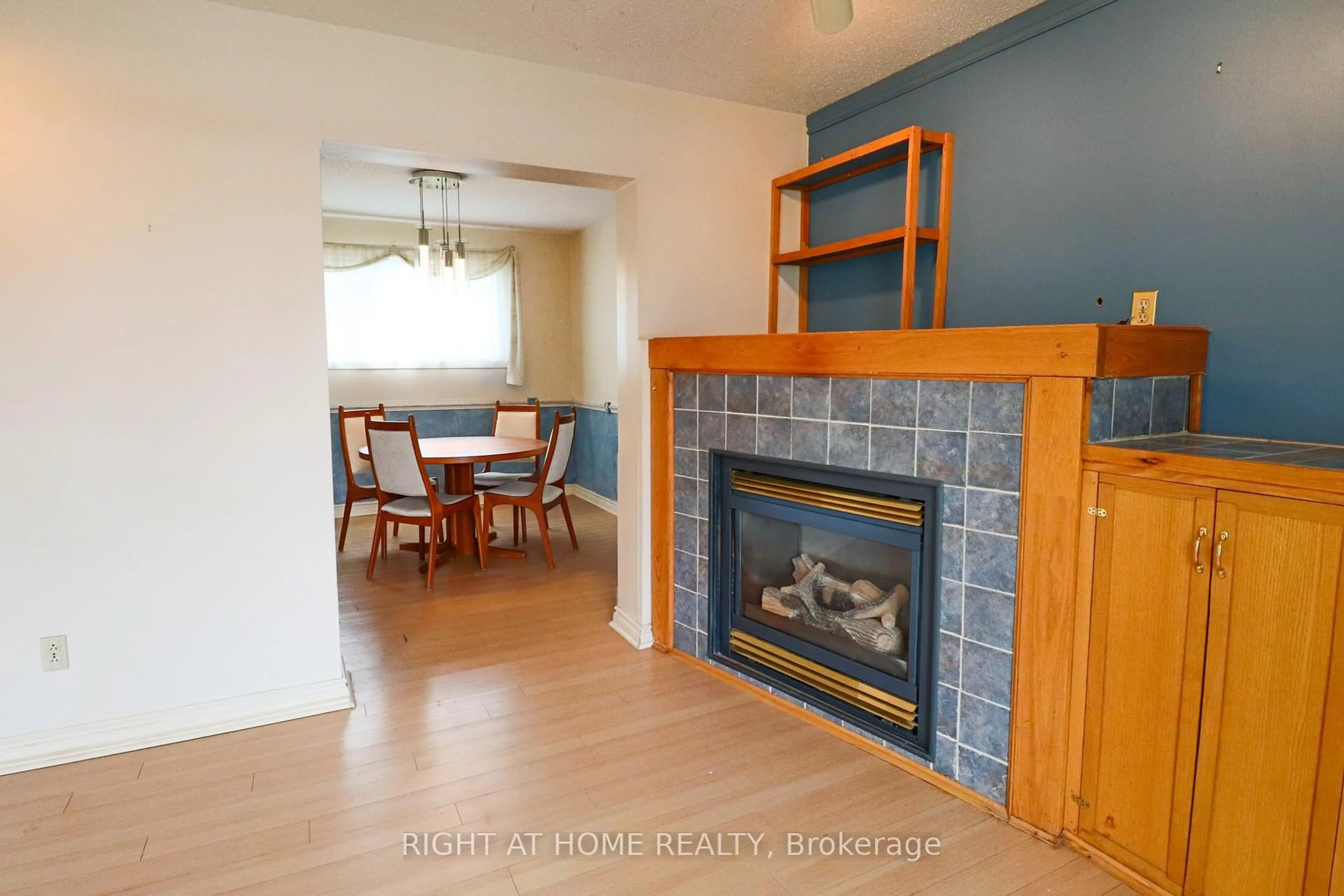 Living room with furniture, wood/laminate floor for 841 Thorndale Dr, Ottawa Ontario K1V 6Y1