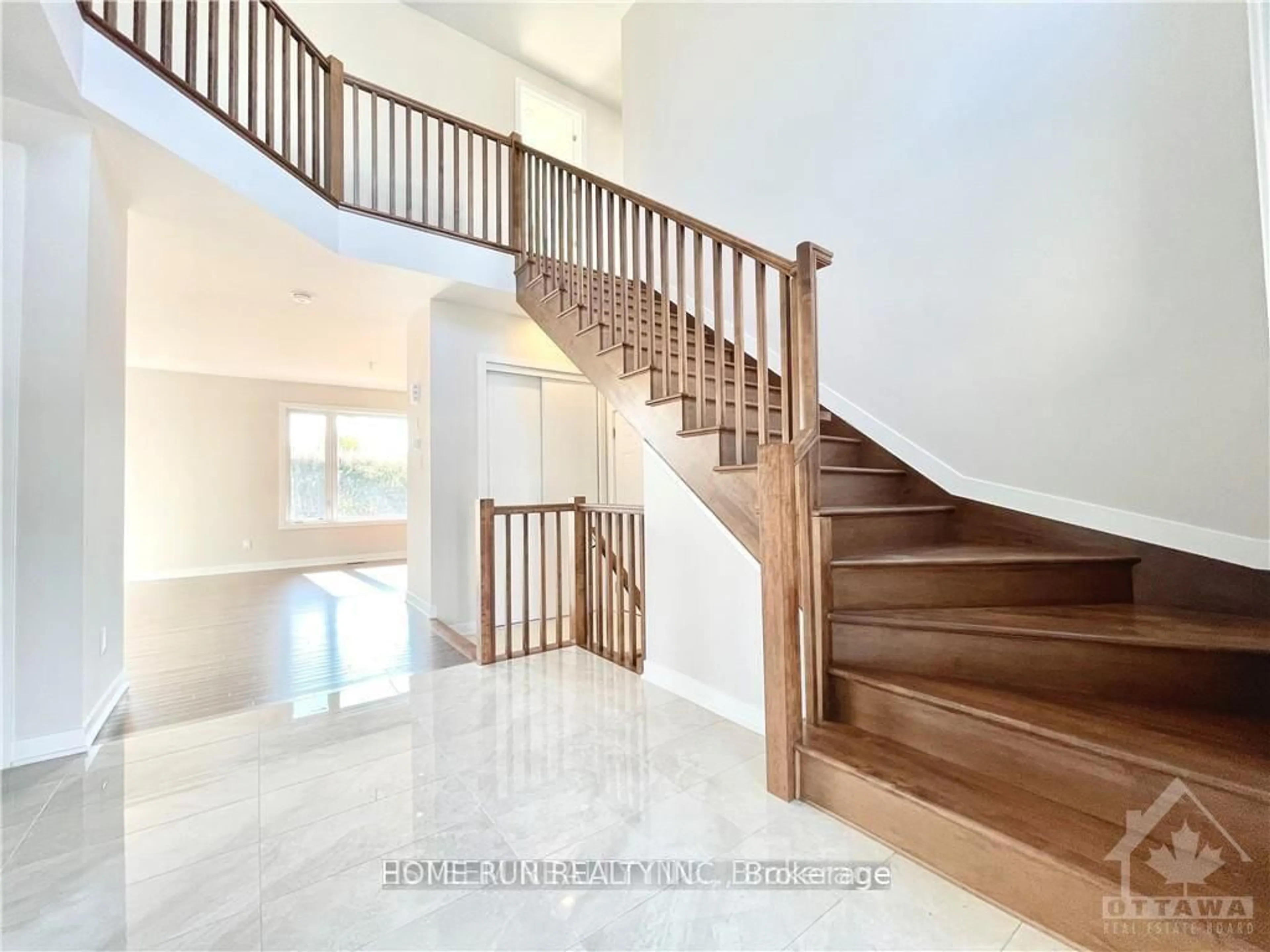 Indoor foyer for 764 Eminence St, Ottawa Ontario K2J 6X6