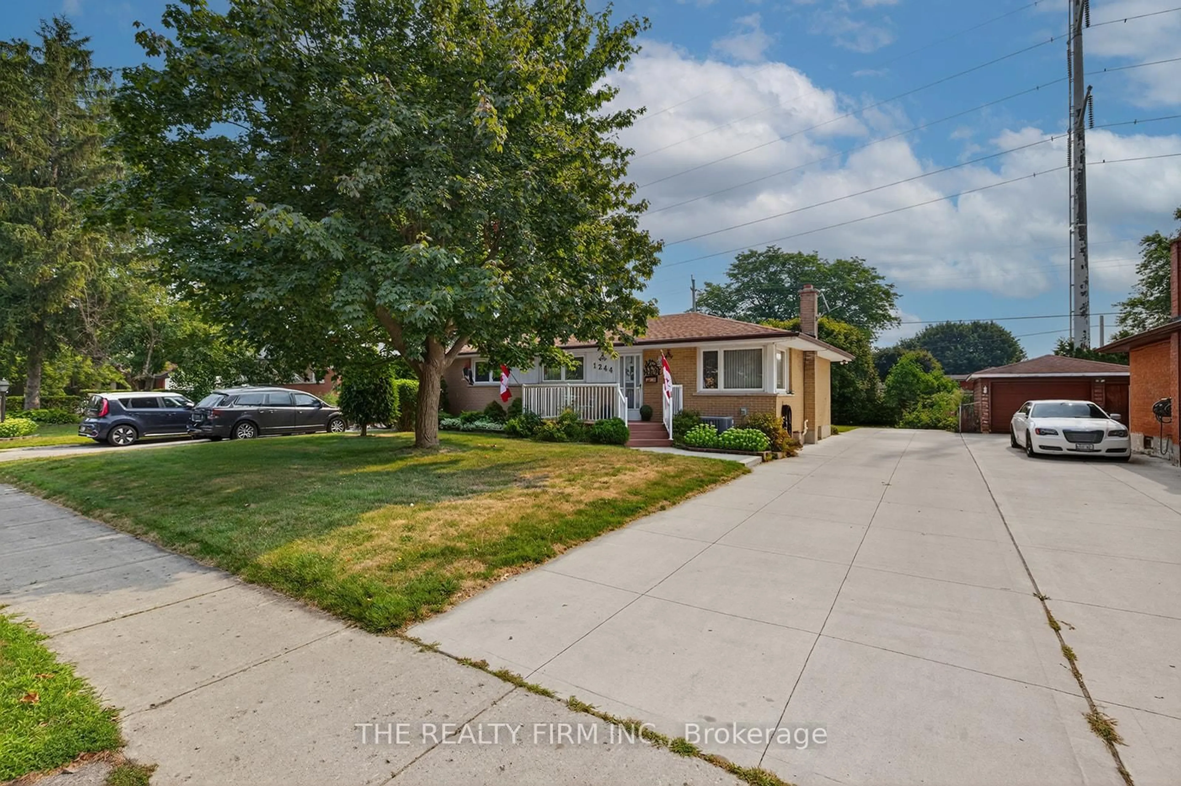 A pic from outside/outdoor area/front of a property/back of a property/a pic from drone, street for 1244 Sorrell Rd, London East Ontario N5V 2N3