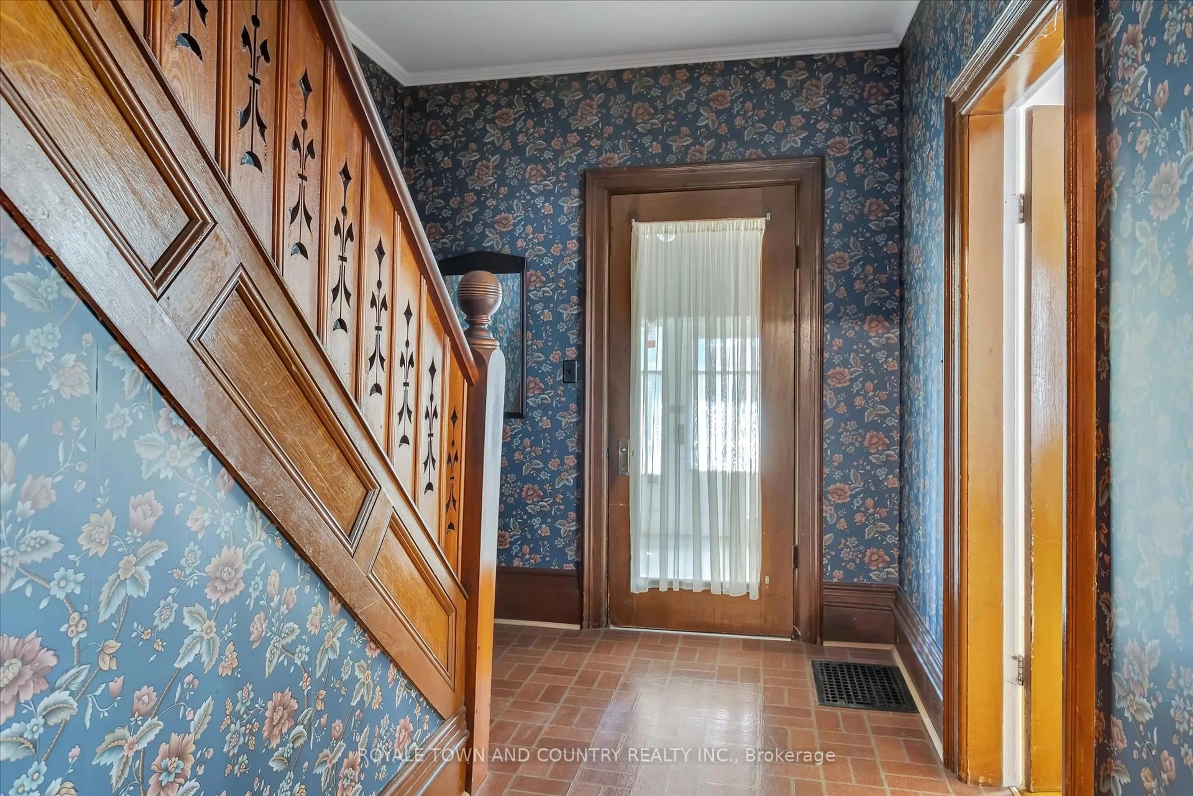 Indoor foyer for 68 PEEL St, Kawartha Lakes Ontario K9V 3M5