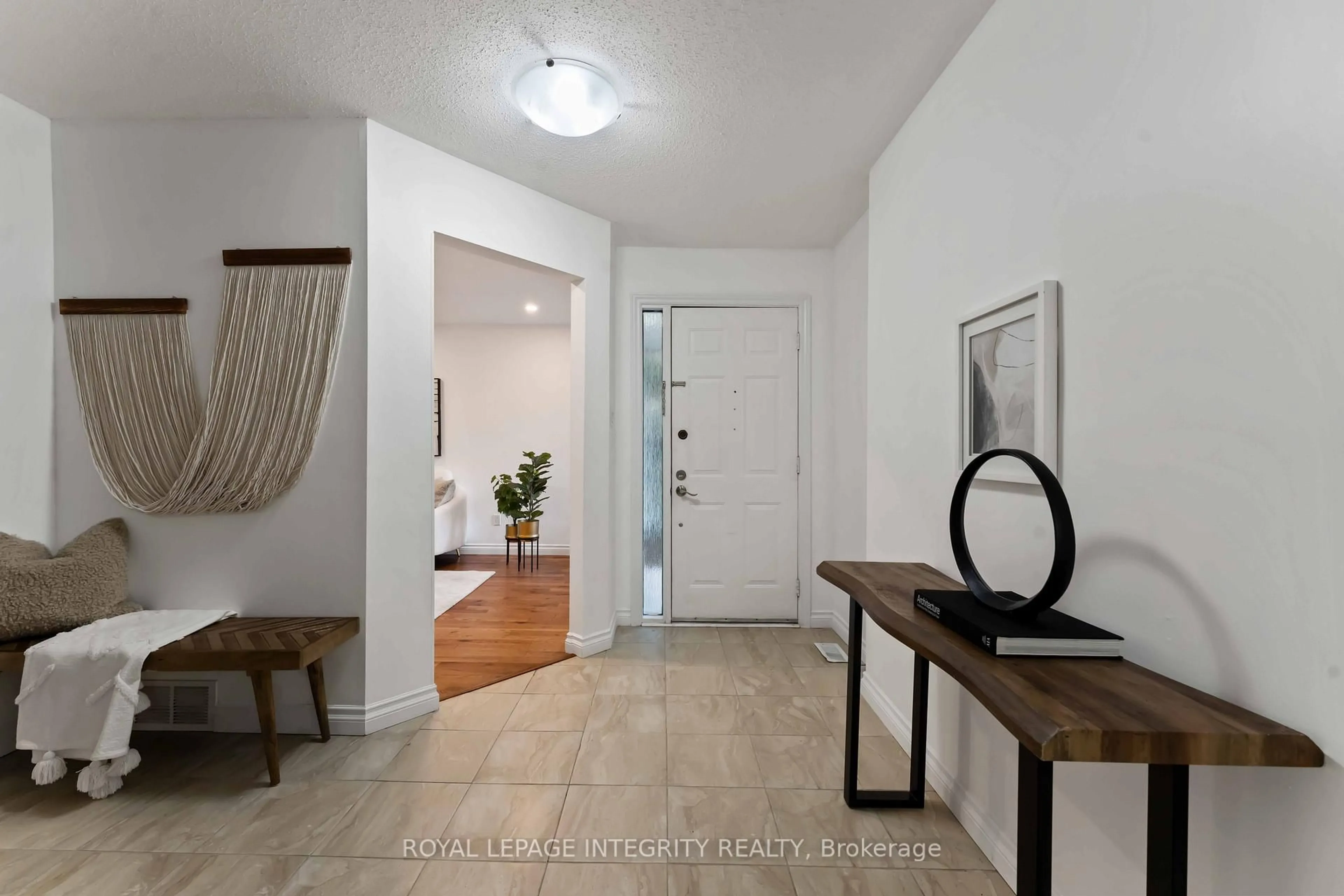 Indoor entryway for 2044 Wildflower Dr, Orleans Ontario K1E 3R5