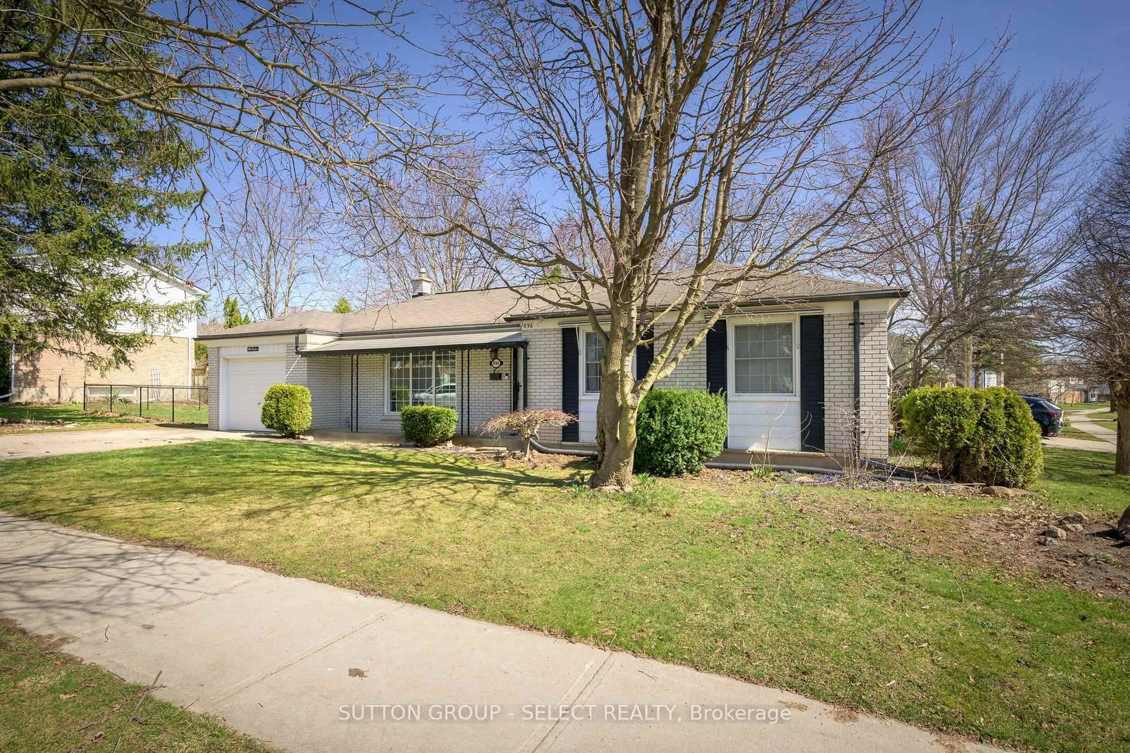 Home with vinyl exterior material, street for 696 Village Green Ave, London South Ontario N6K 1H1
