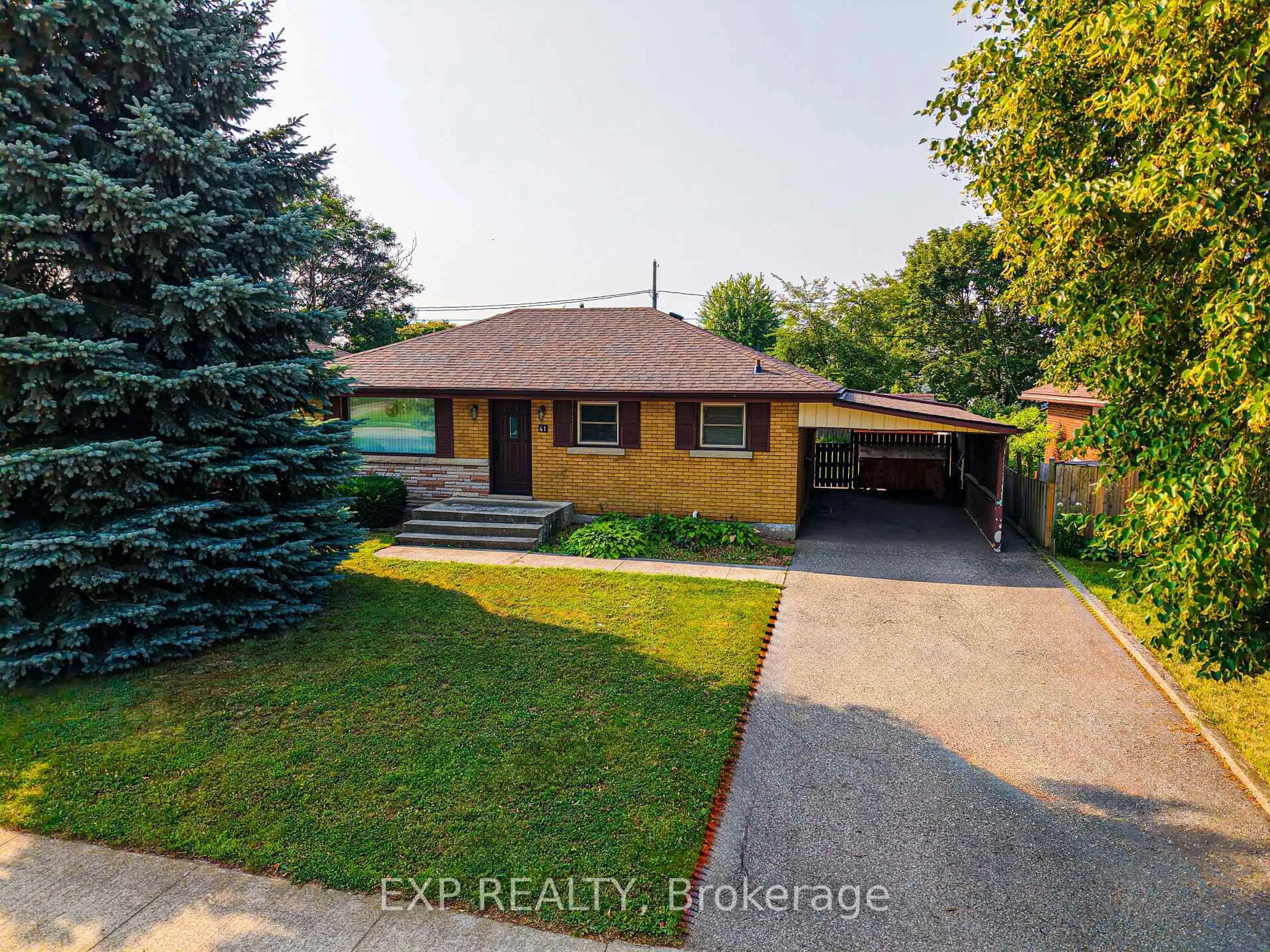 A pic from outside/outdoor area/front of a property/back of a property/a pic from drone, street for 41 Hilltop Dr, Cambridge Ontario N1R 1T2
