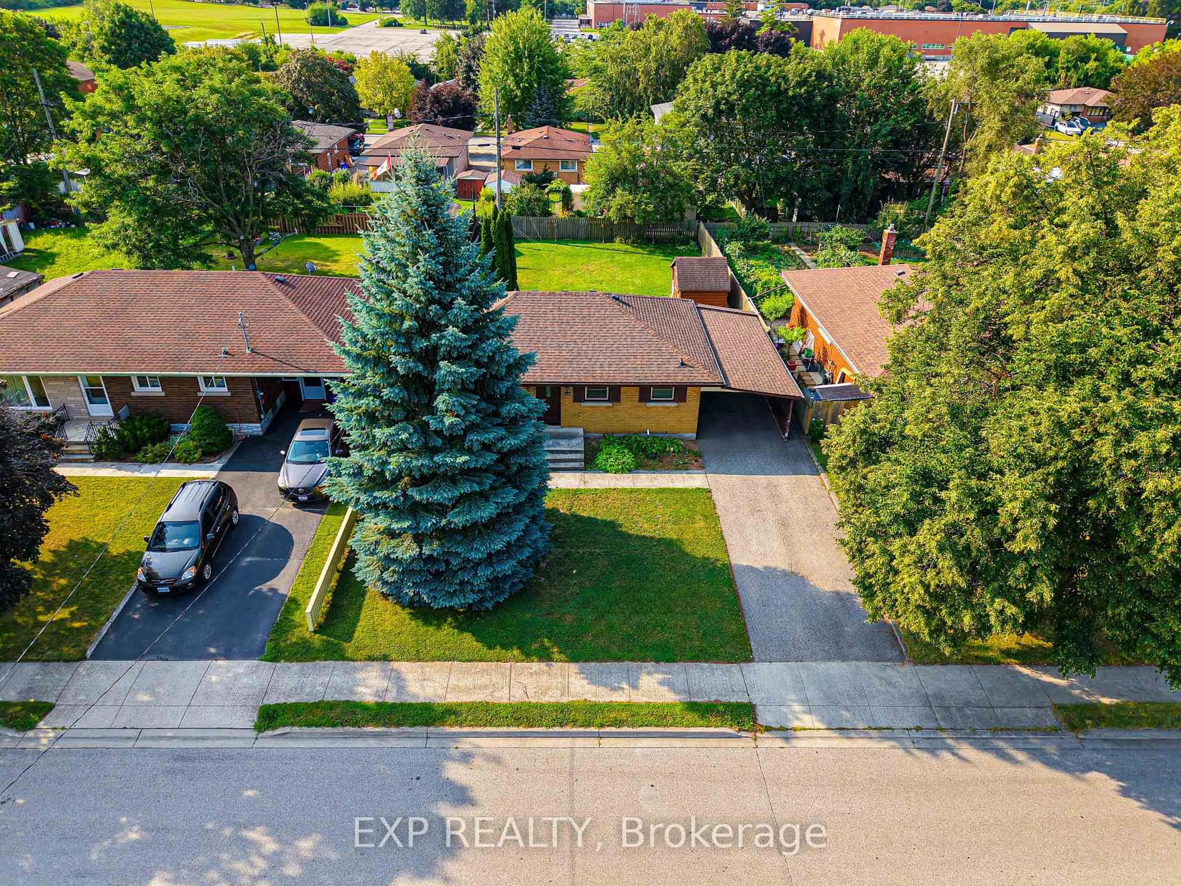 A pic from outside/outdoor area/front of a property/back of a property/a pic from drone, street for 41 Hilltop Dr, Cambridge Ontario N1R 1T2