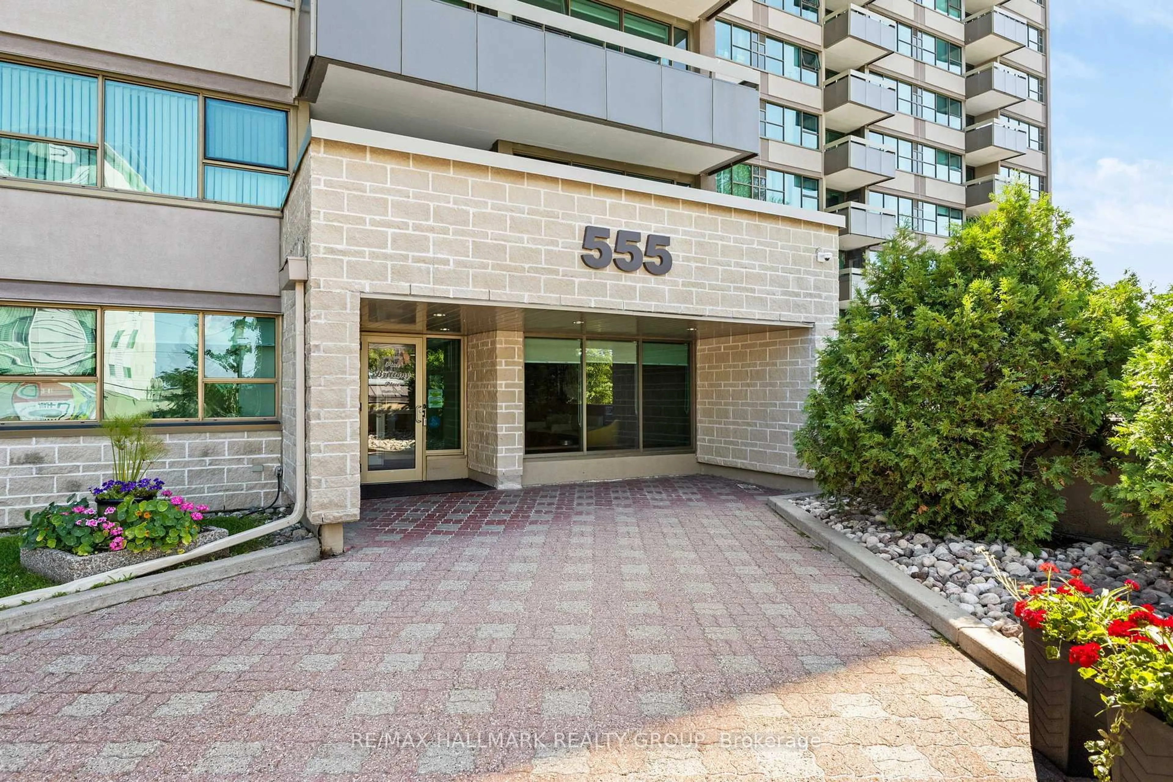 Indoor foyer for 555 Brittany Dr #1009, Ottawa Ontario K1K 4C5